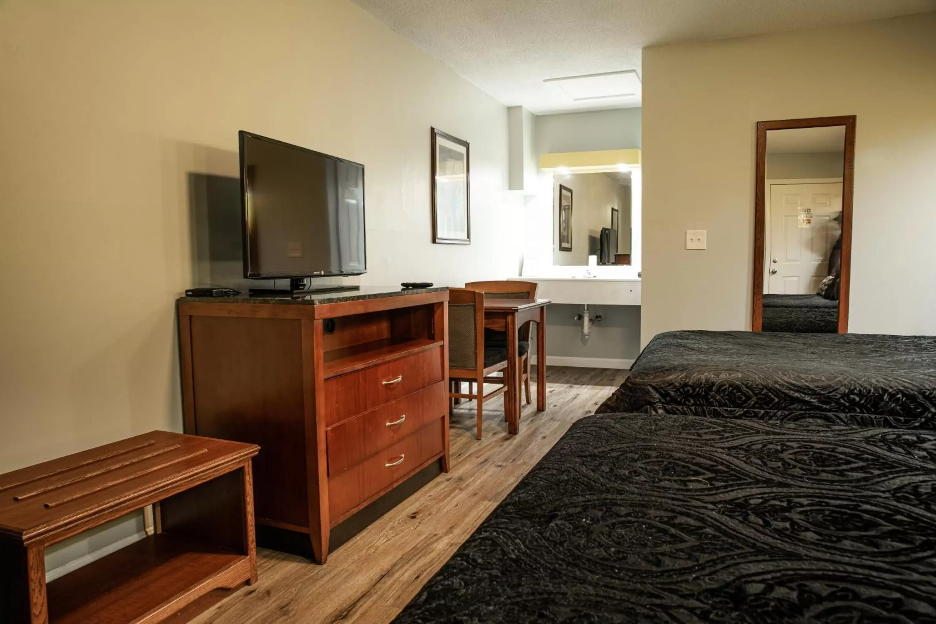 TV and multimedia, TV/Entertainment Center in Classic Motor Lodge Providence - West Greenwich