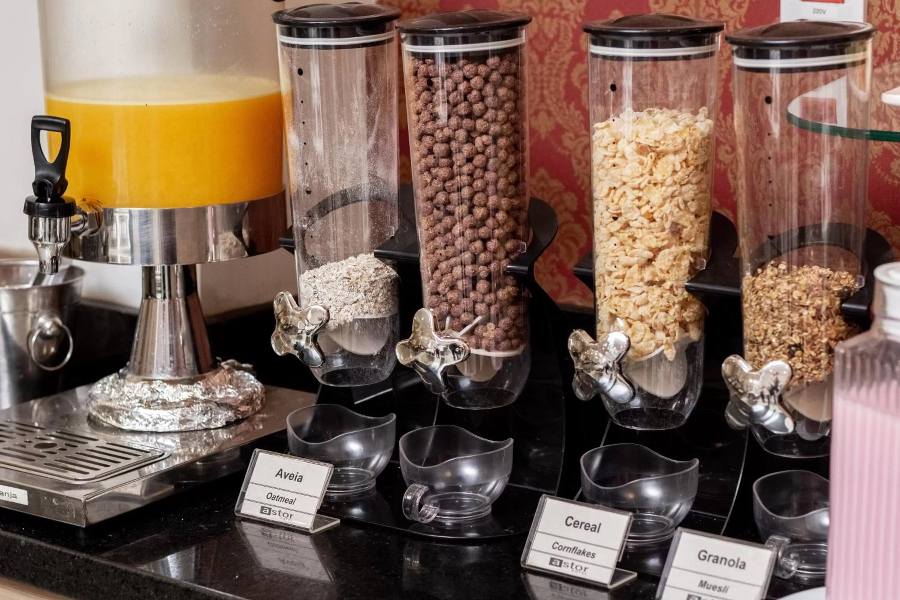 Food and drinks in Astor Hotel