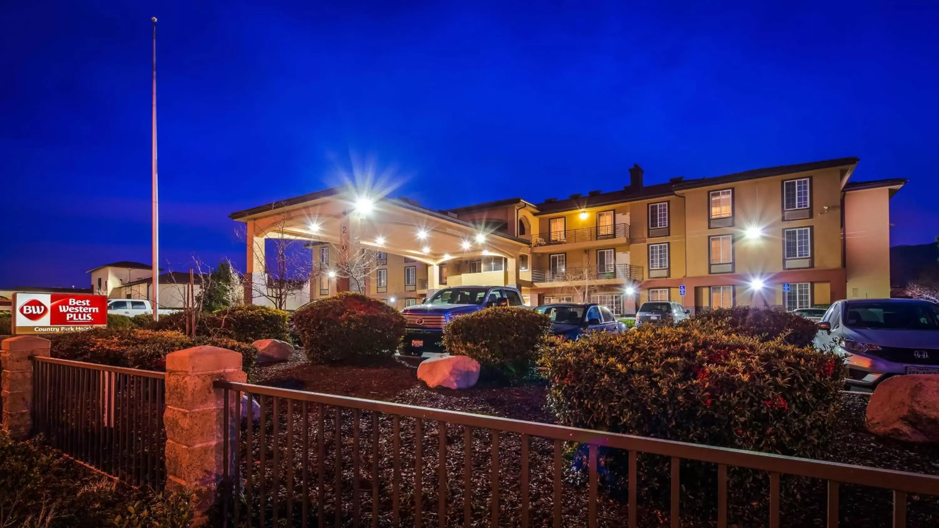 Property building in Best Western Plus Country Park Hotel