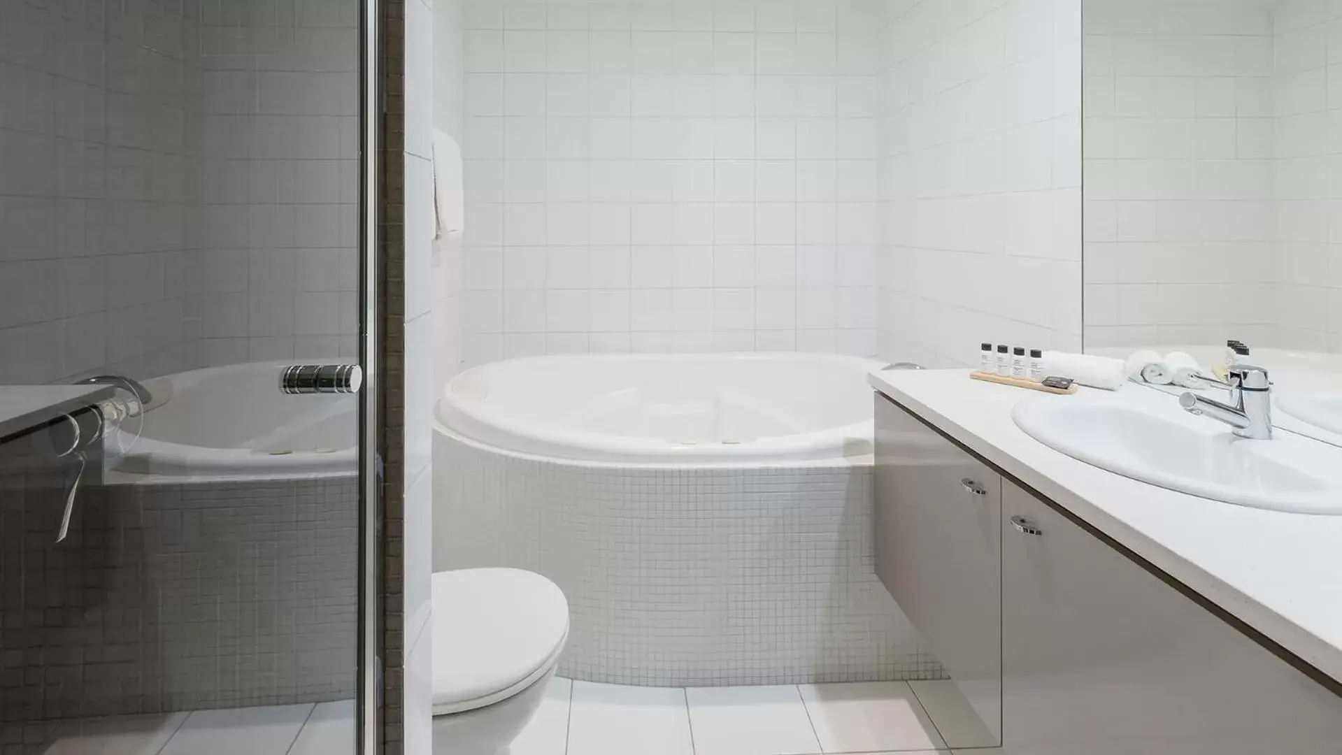 Shower, Bathroom in Oaks Adelaide Embassy Suites