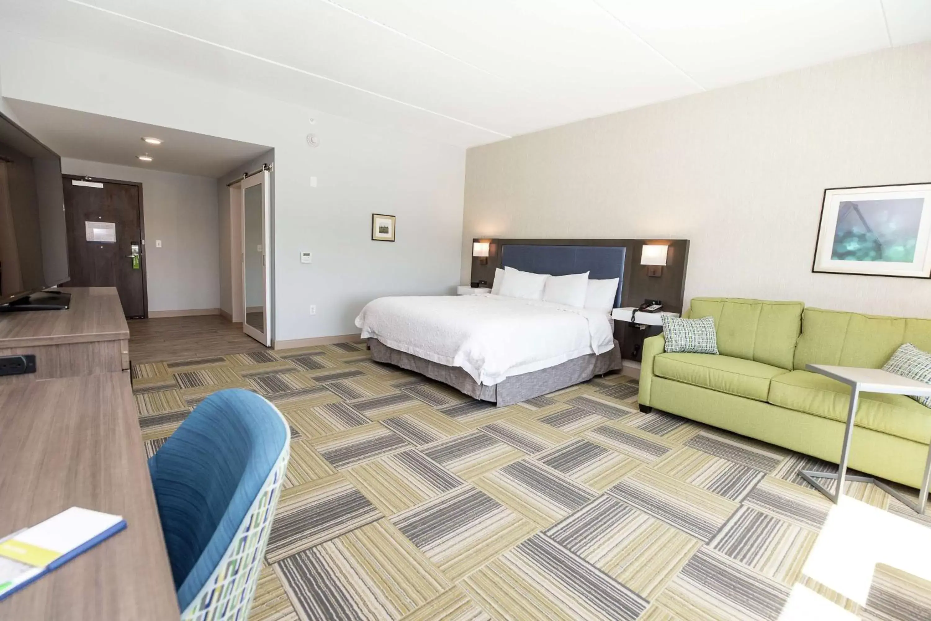 Bedroom, Bed in Hampton Inn & Suites Syracuse North Airport Area Bedroom, Bed in Hampton Inn & Suites Syracuse North Airport Area