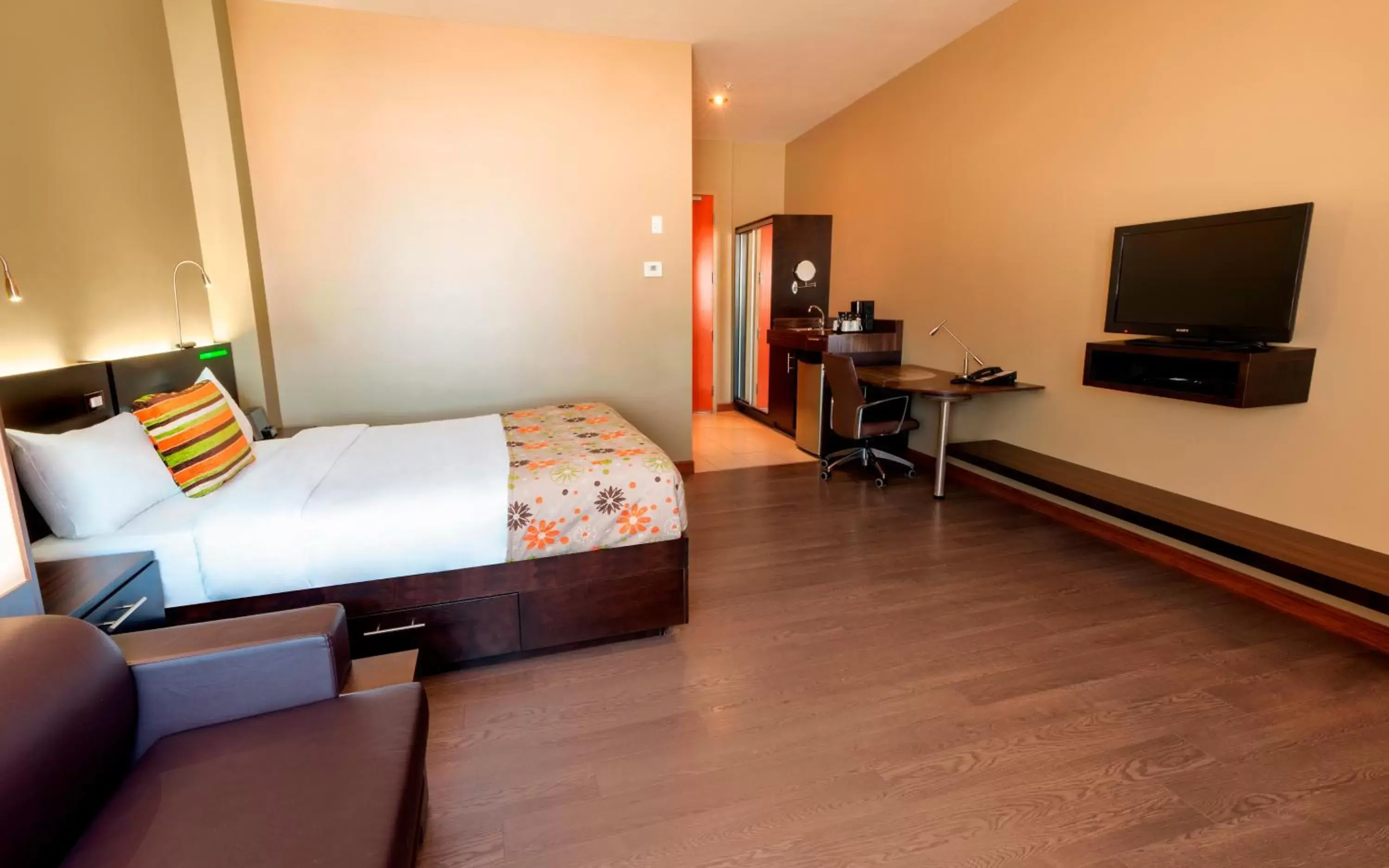 Quadruple Room with Bath in Hotel Must Quadruple Room with Bath in Hotel Must