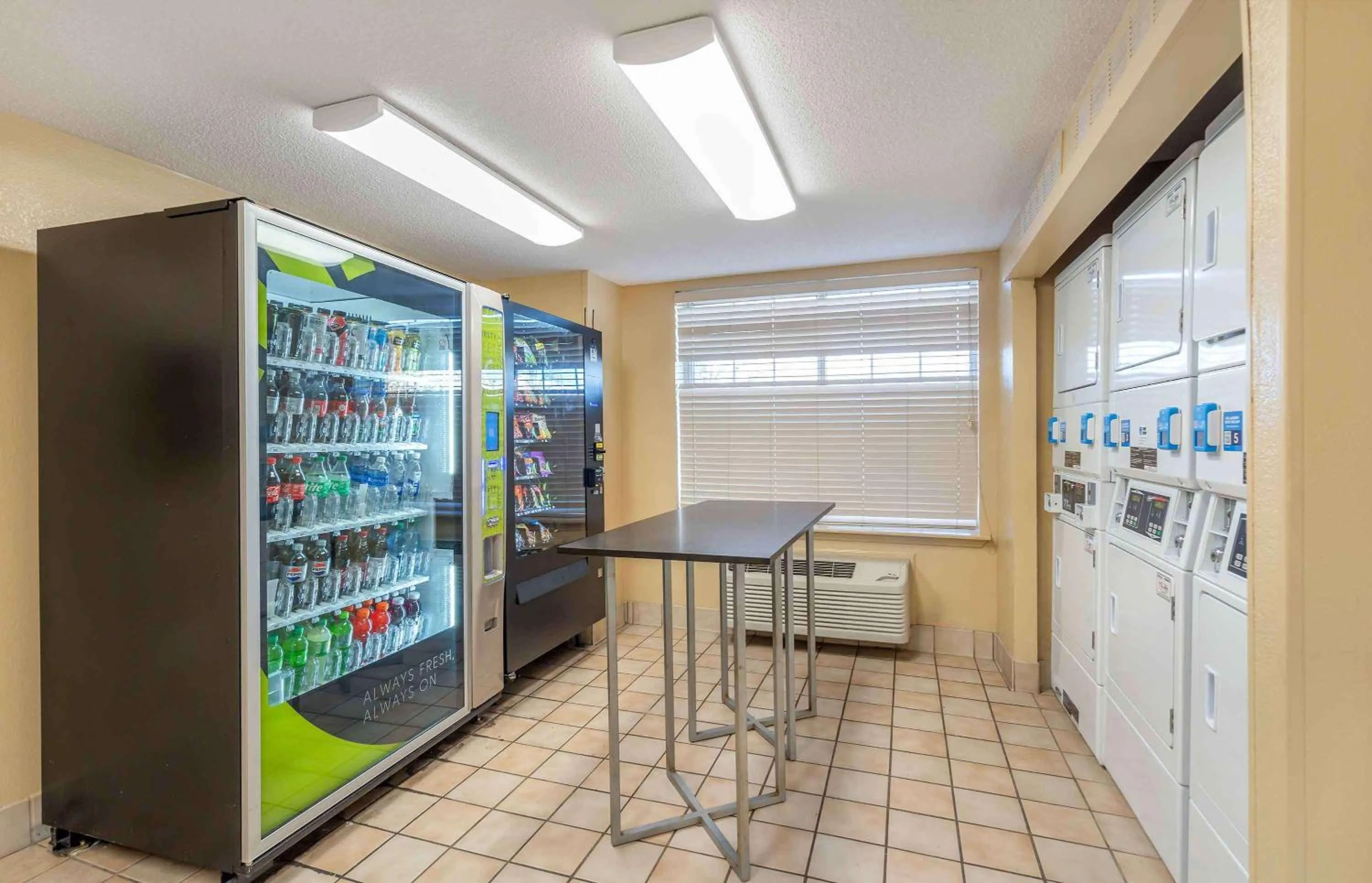 Property building in Extended Stay America Select Suites - Chicago - Lombard - Oakbrook