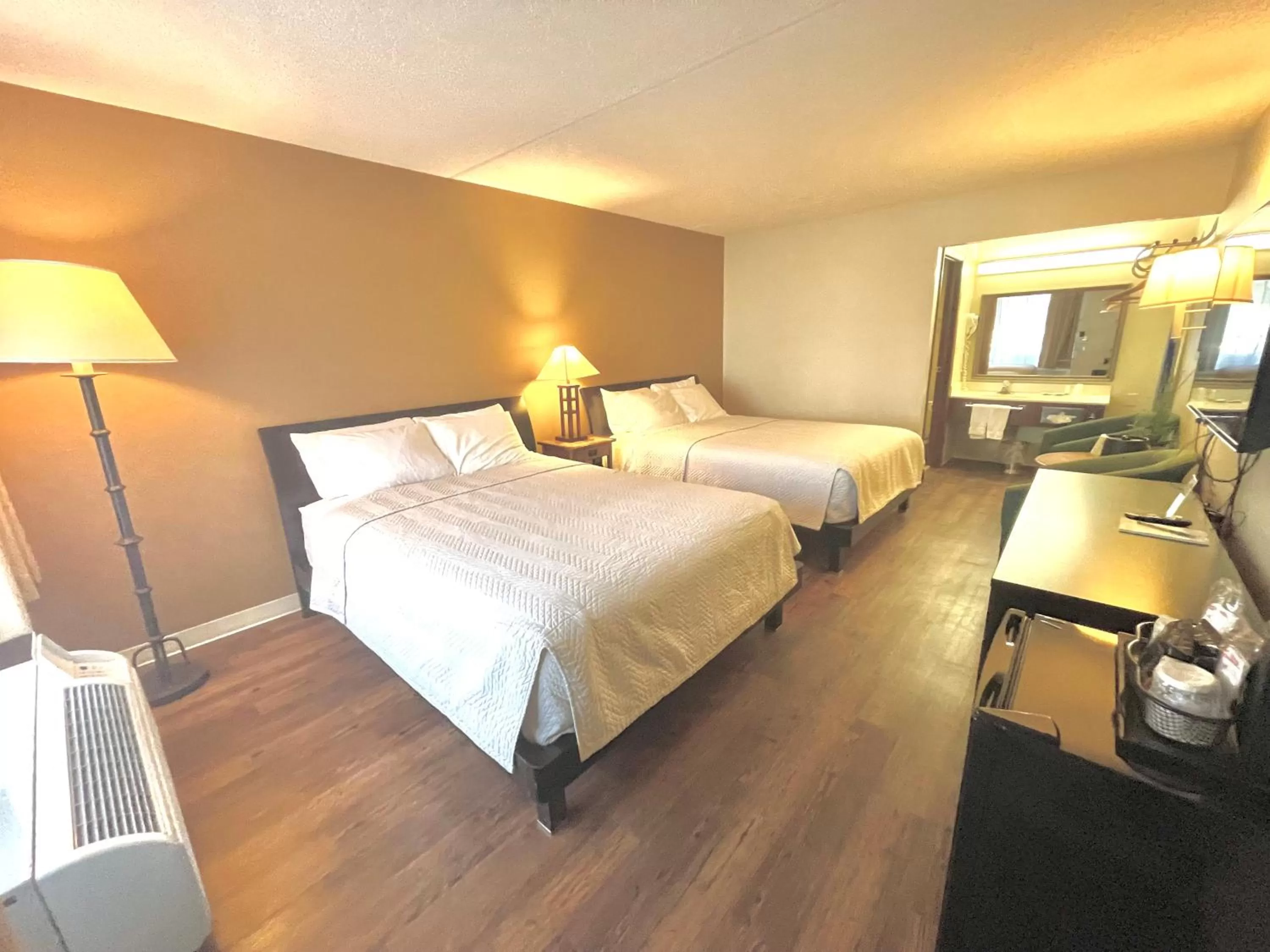 Bed in Eureka Springs Heritage Motel