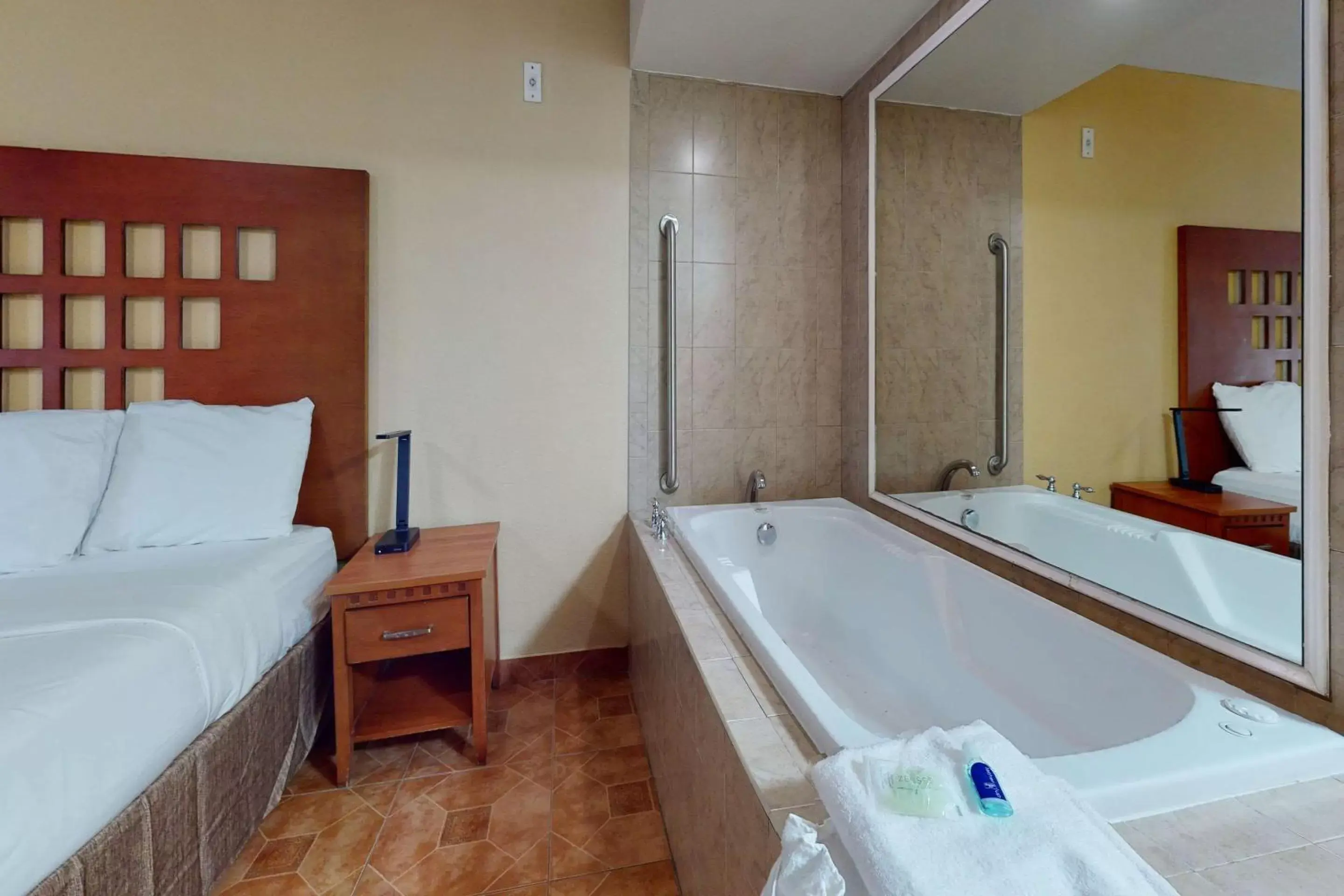 Bedroom in Rodeway Inn & Suites Fort Lauderdale Airport & Cruise Port