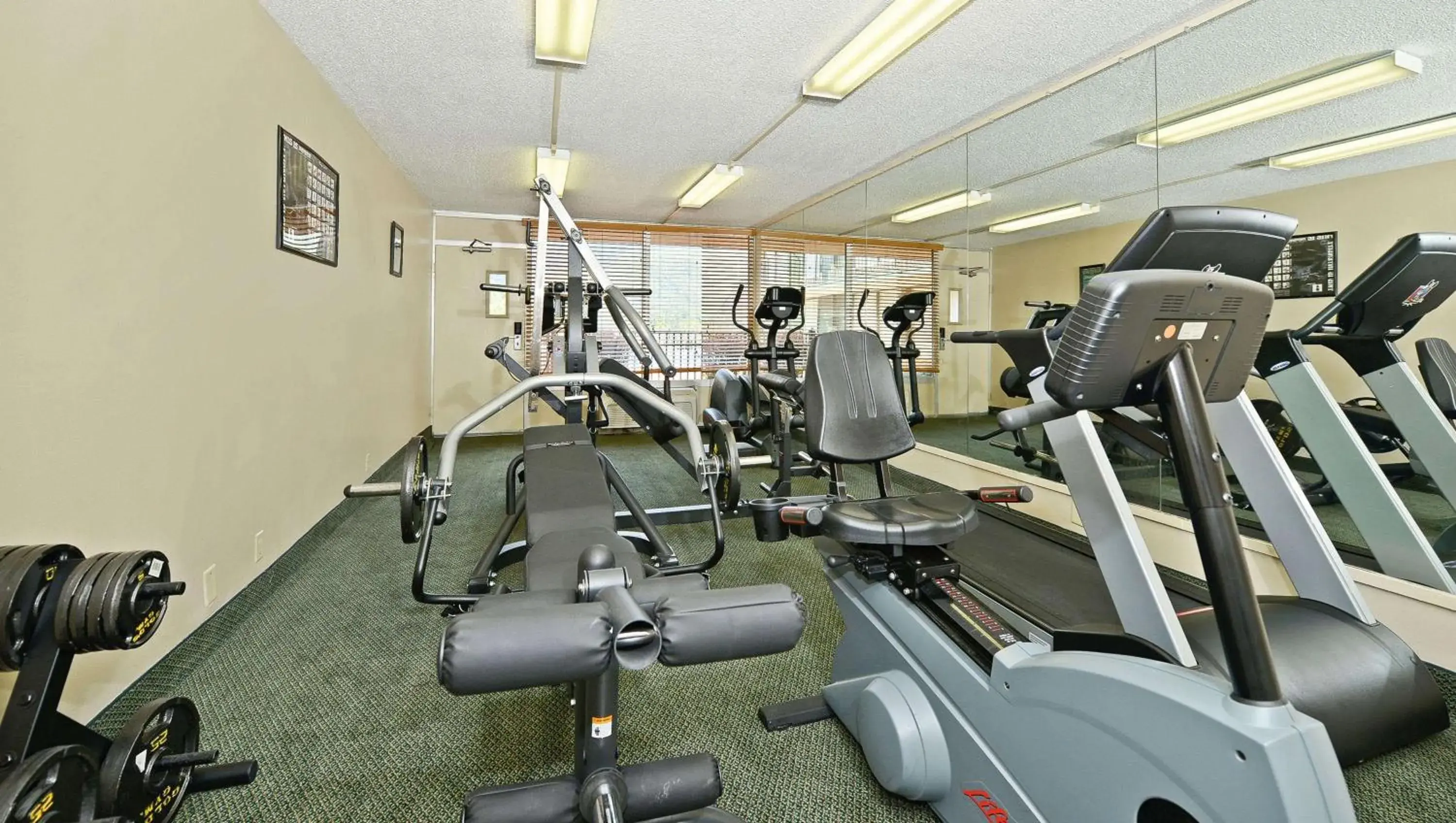 Fitness centre/facilities in Magnuson Hotel Mountain View Fitness centre/facilities in Magnuson Hotel Mountain View