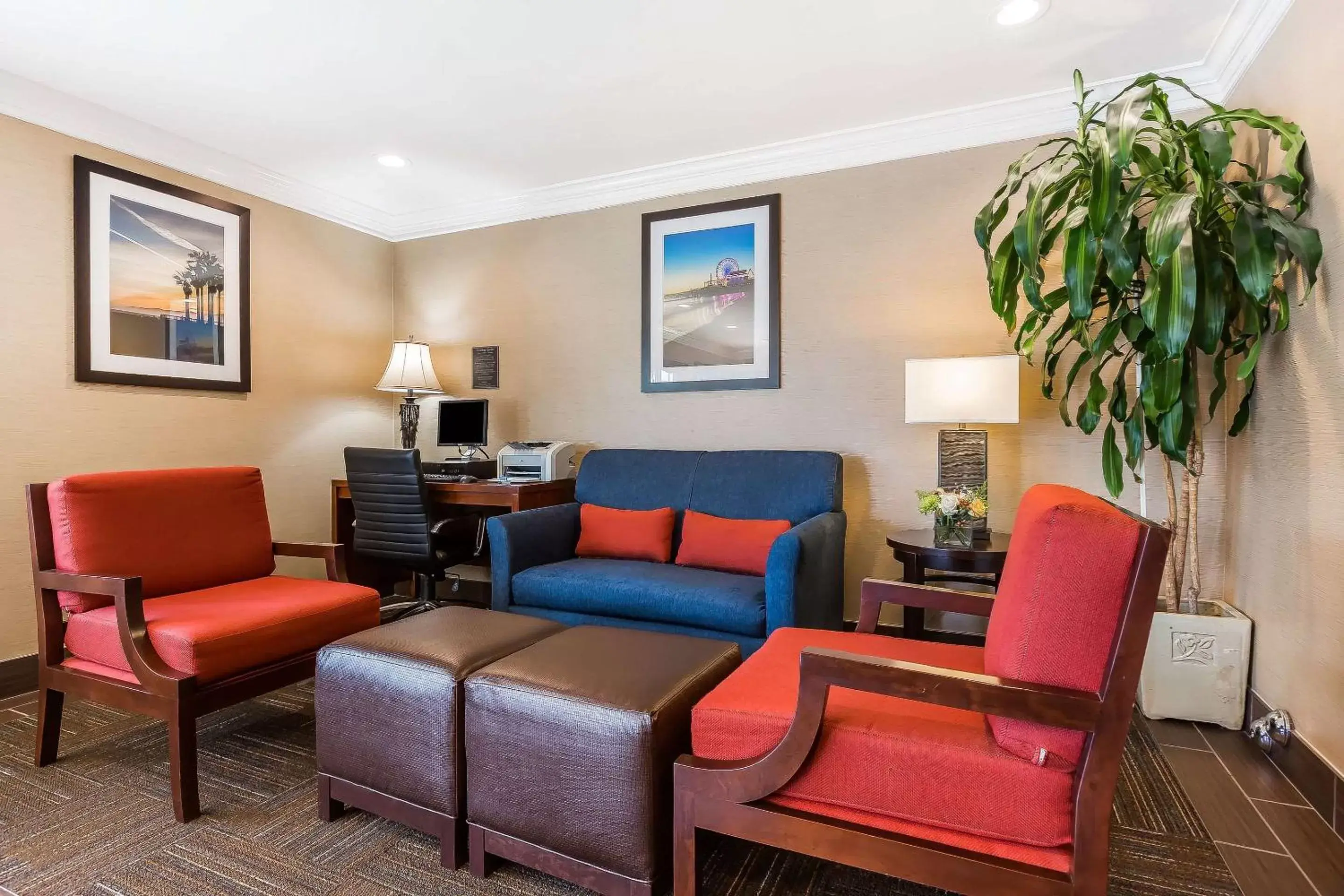 Lobby or reception, Seating Area in Comfort Inn Santa Monica - West Los Angeles