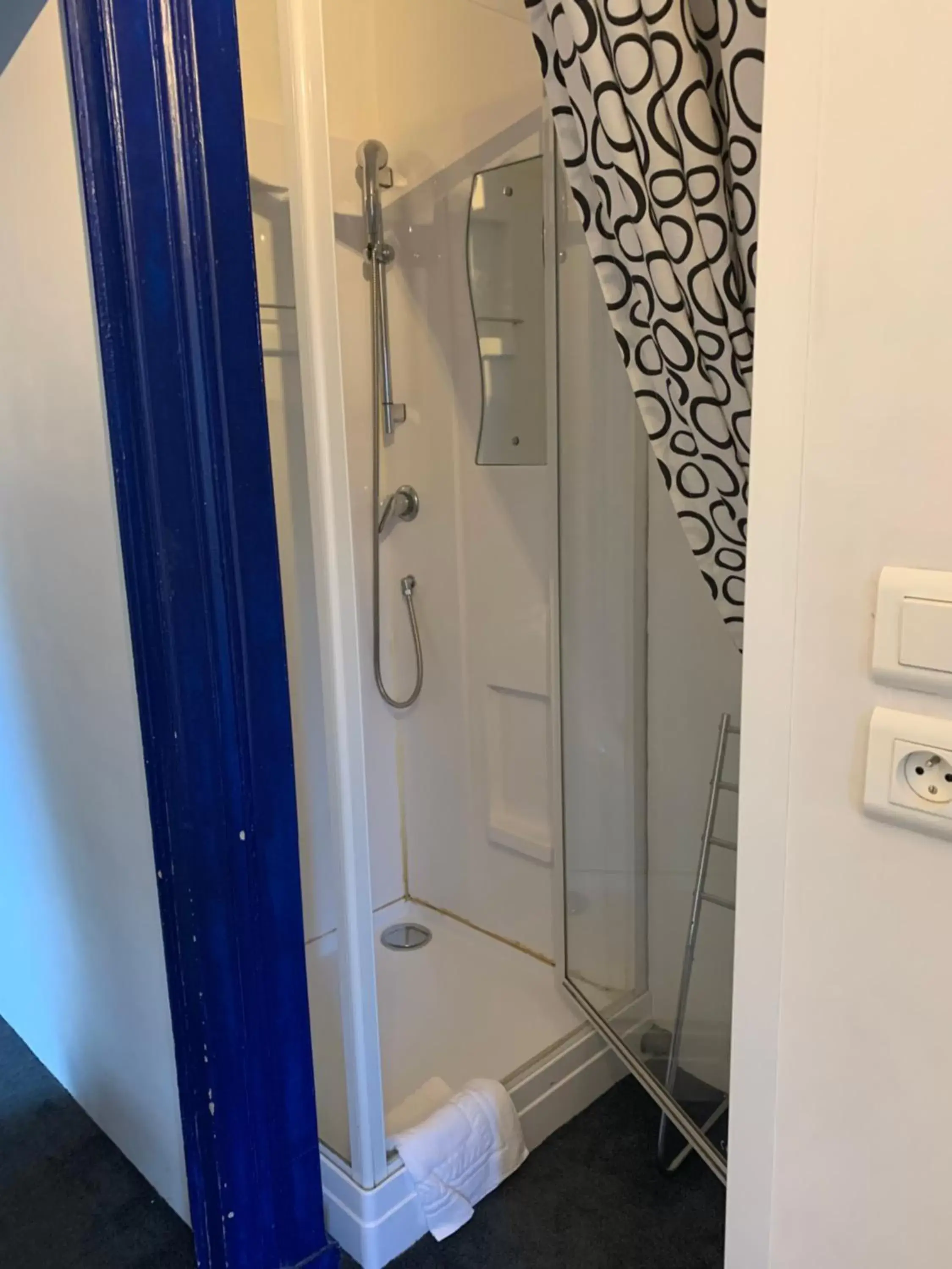 Shower, Bathroom in Le Pourquoi pas