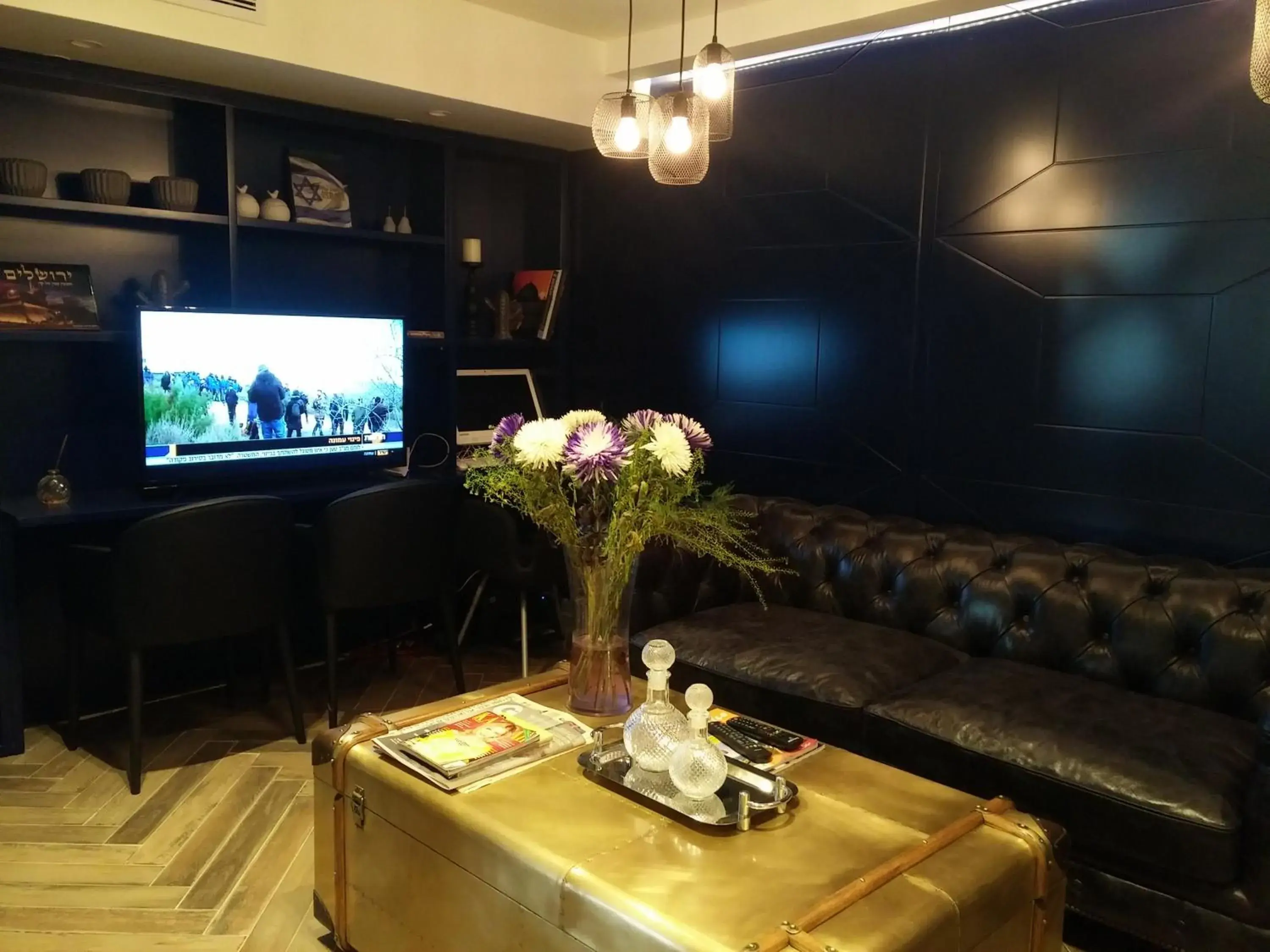 Communal lounge/ TV room, TV/Entertainment Center in Kikar Boutique Hotel