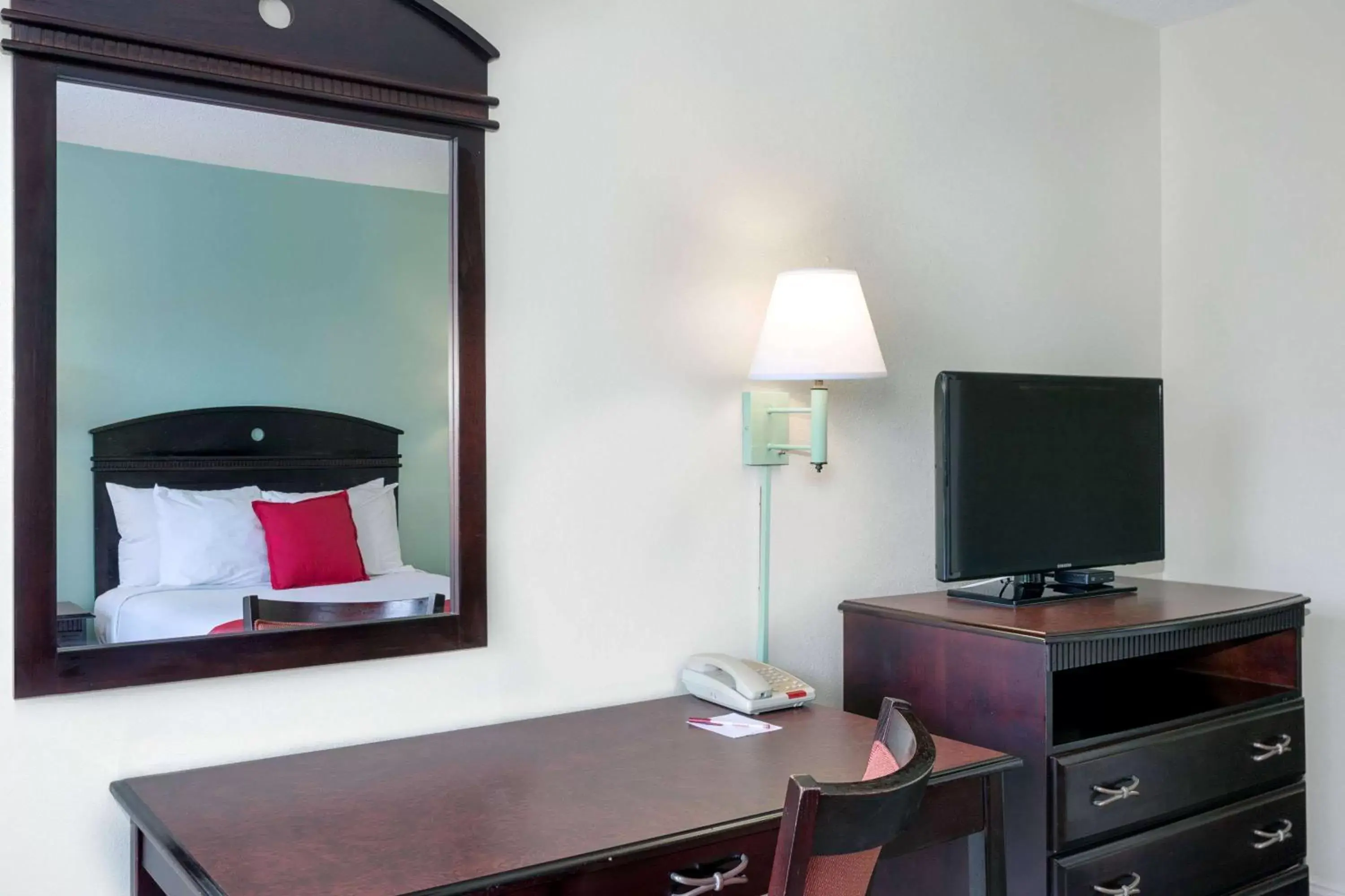 Photo of the whole room, Bed in Ramada by Wyndham Pelham Photo of the whole room, Bed in Ramada by Wyndham Pelham