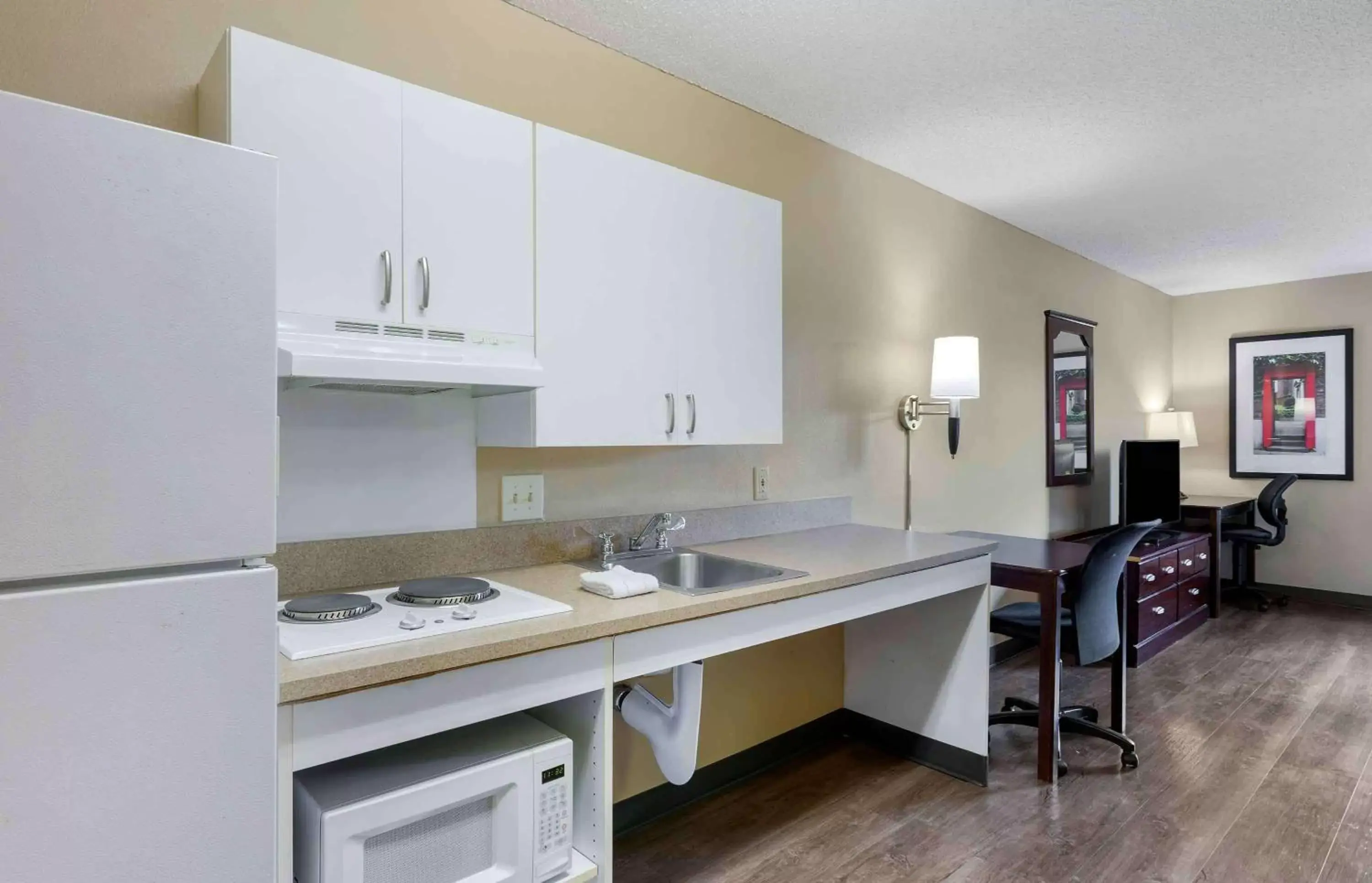 Bedroom, Kitchen/Kitchenette in Extended Stay America Suites - Santa Barbara - Calle Real