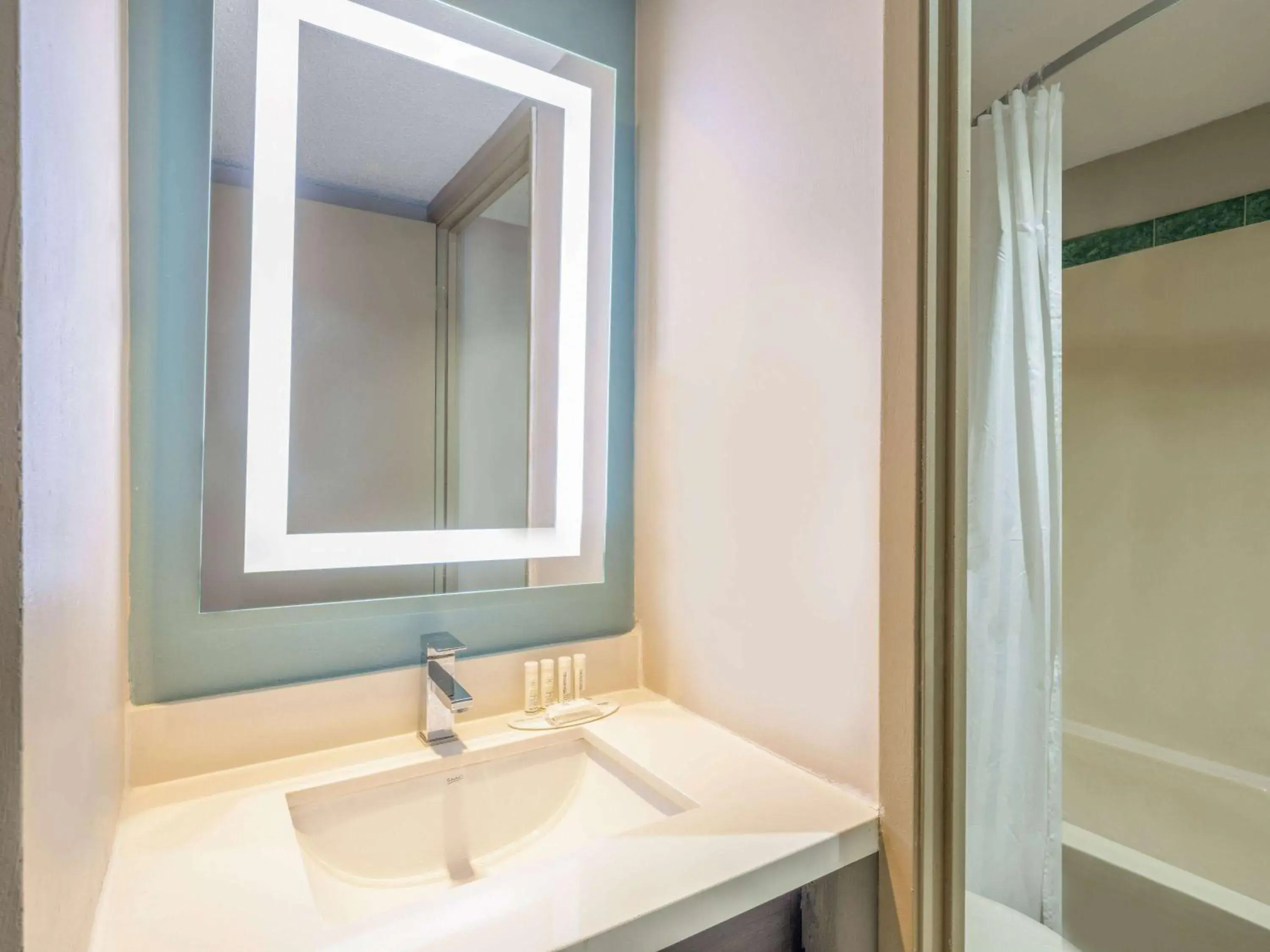 TV and multimedia, Bathroom in Super 8 by Wyndham Toronto East ON