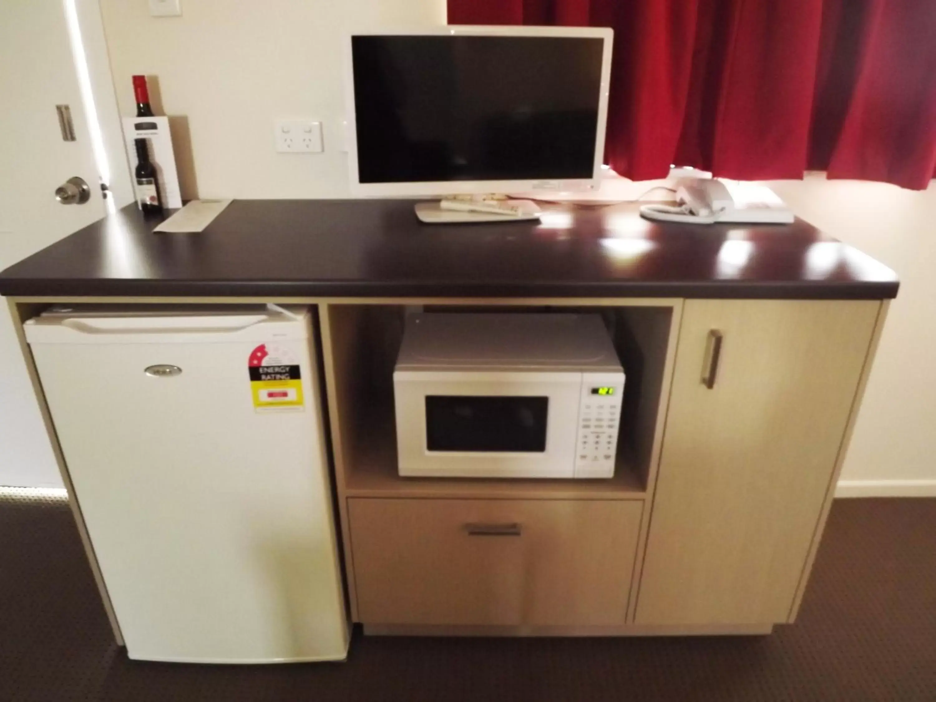 Decorative detail, Kitchen/Kitchenette in High Street Motor Inn