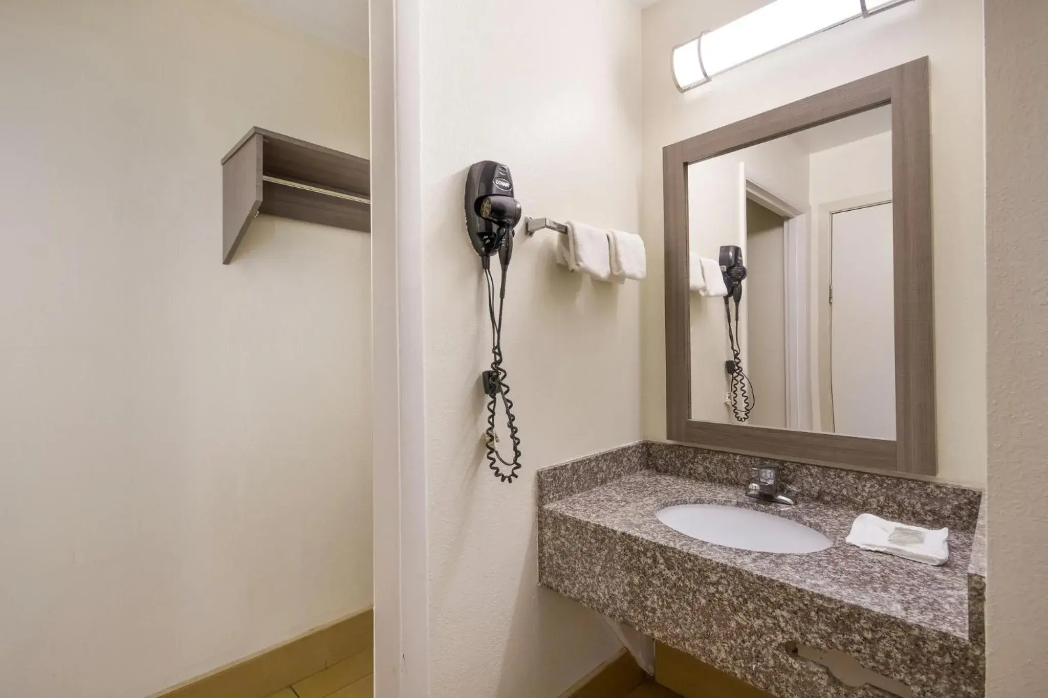 Bathroom in Red Roof Inn Crestview