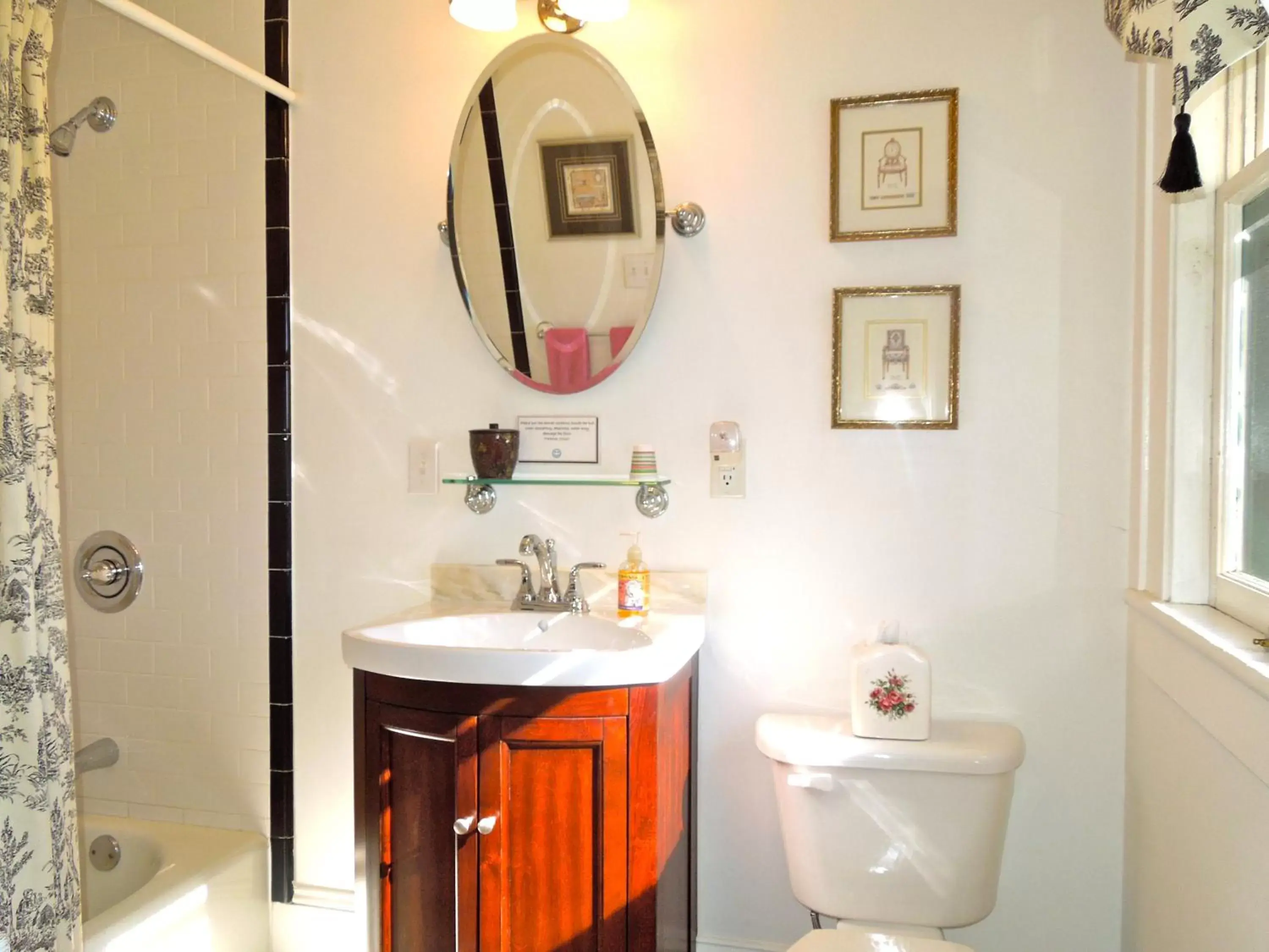 Bathroom in Oakland Cottage Bed and Breakfast