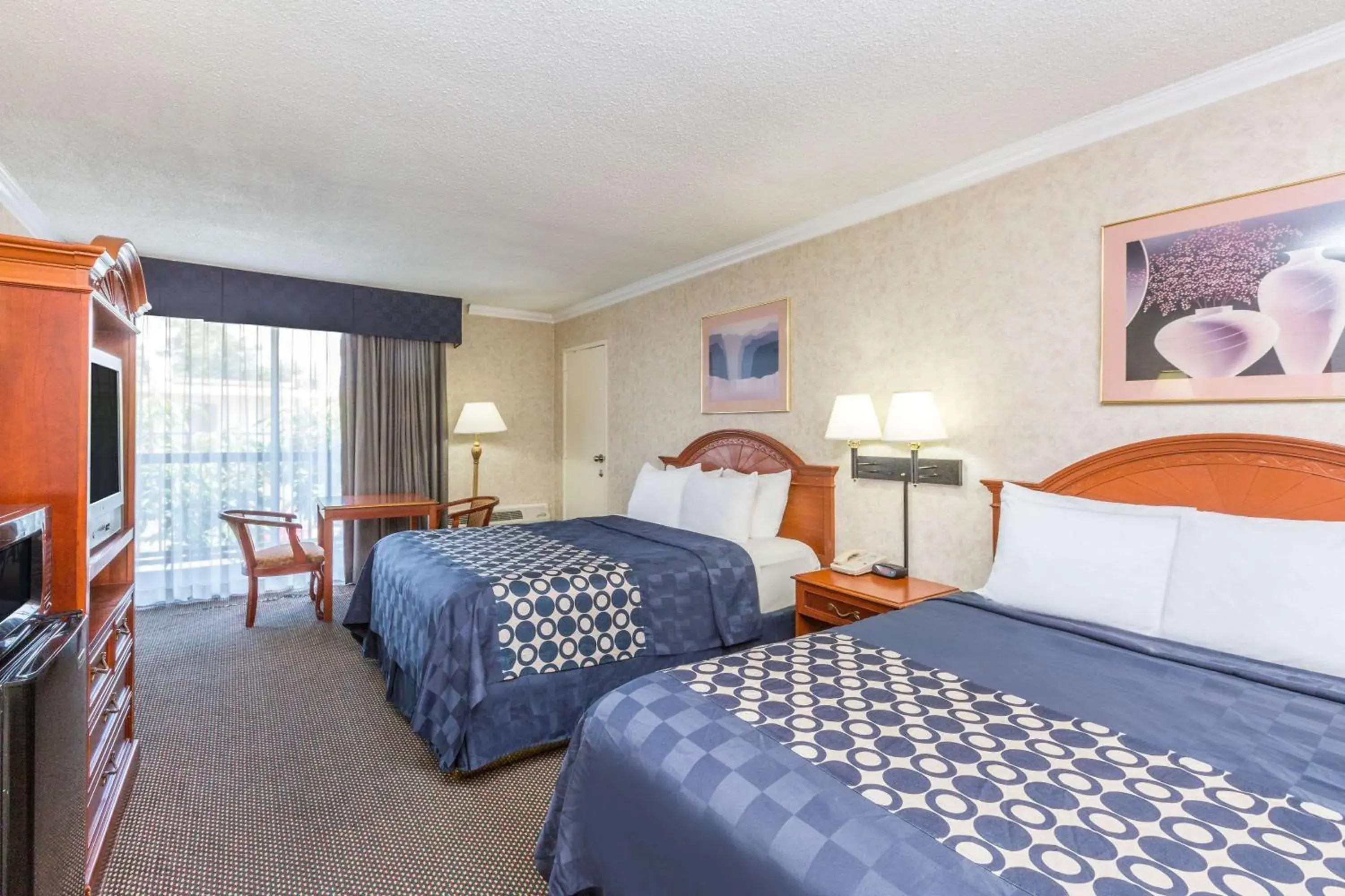 Photo of the whole room, Bed in Days Inn by Wyndham Los Angeles LAX/VeniceBch/Marina DelRay