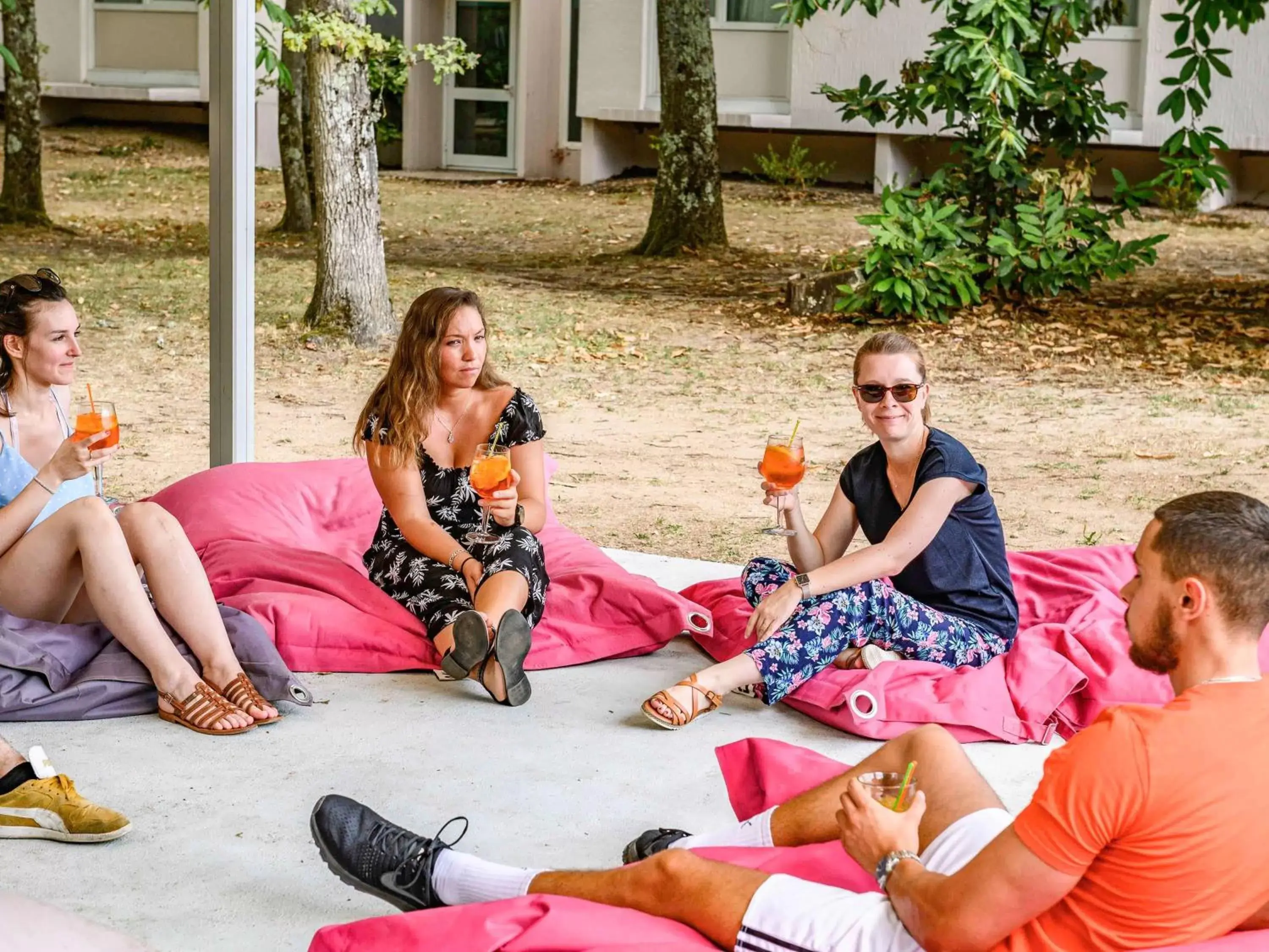 Lounge or bar in Novotel Orléans Sud La Source Lounge or bar in Novotel Orléans Sud La Source