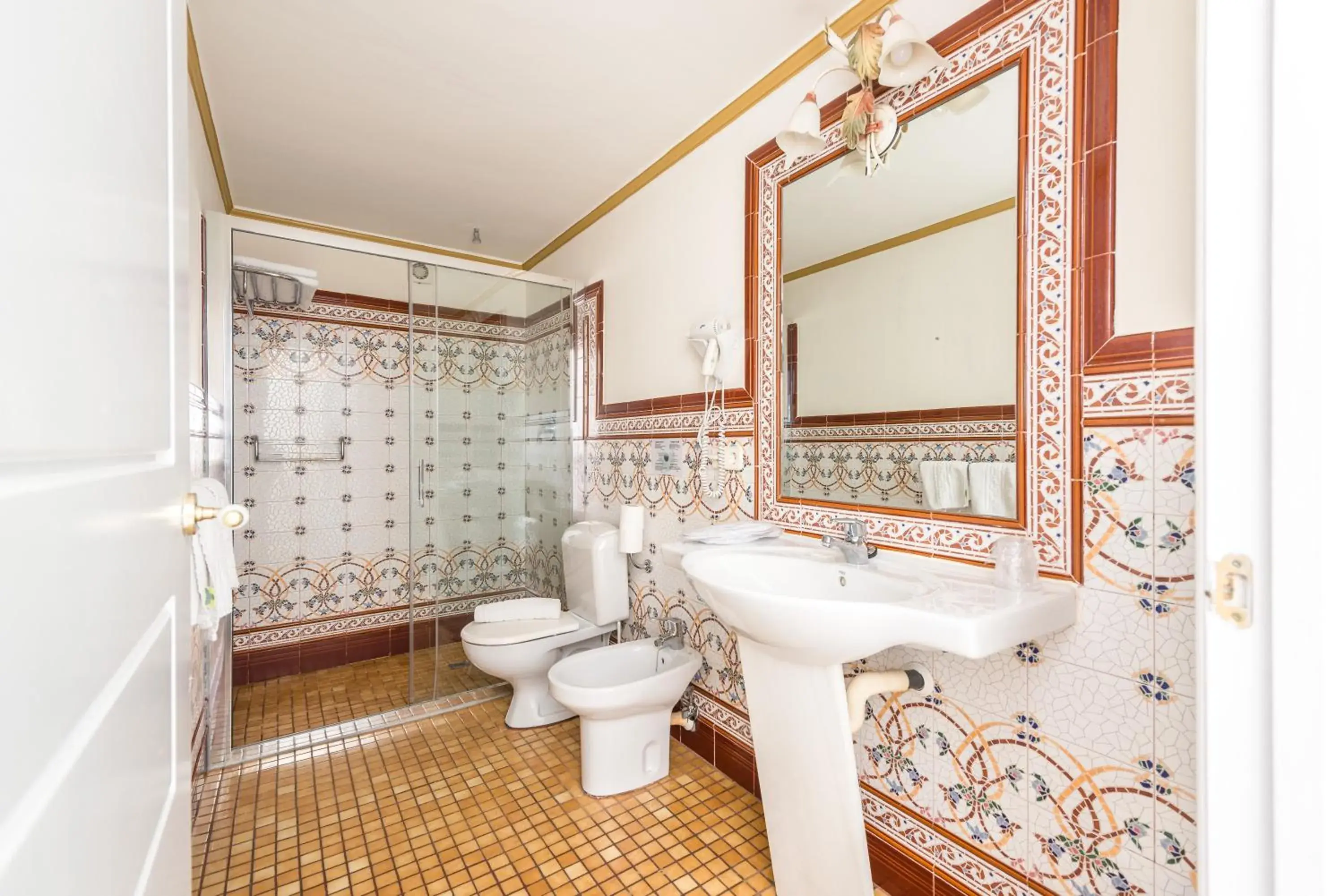 Bathroom in Hotel Noucentista