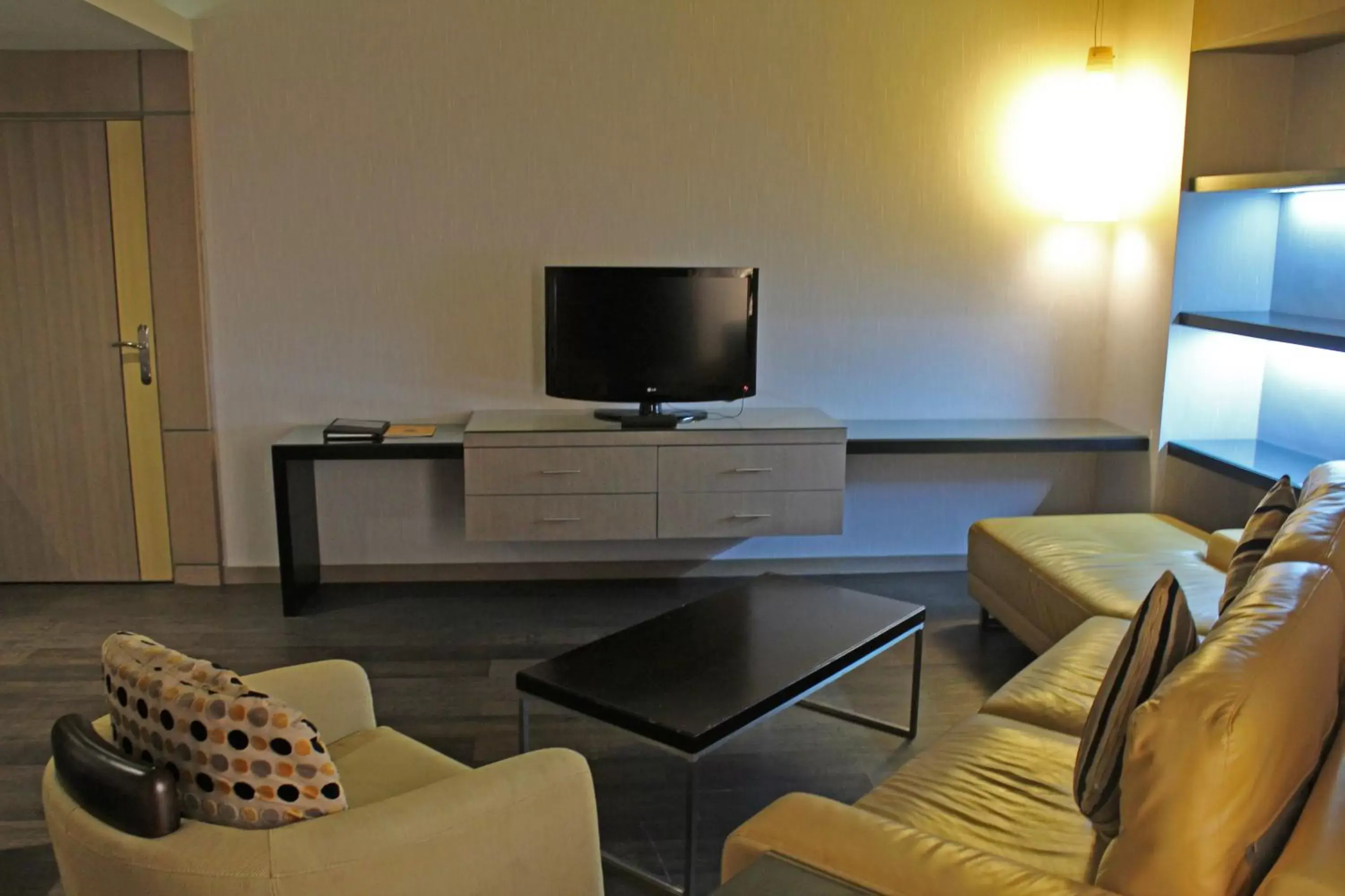 Living room, TV/Entertainment Center in TIME Grand Plaza Hotel, Dubai Airport