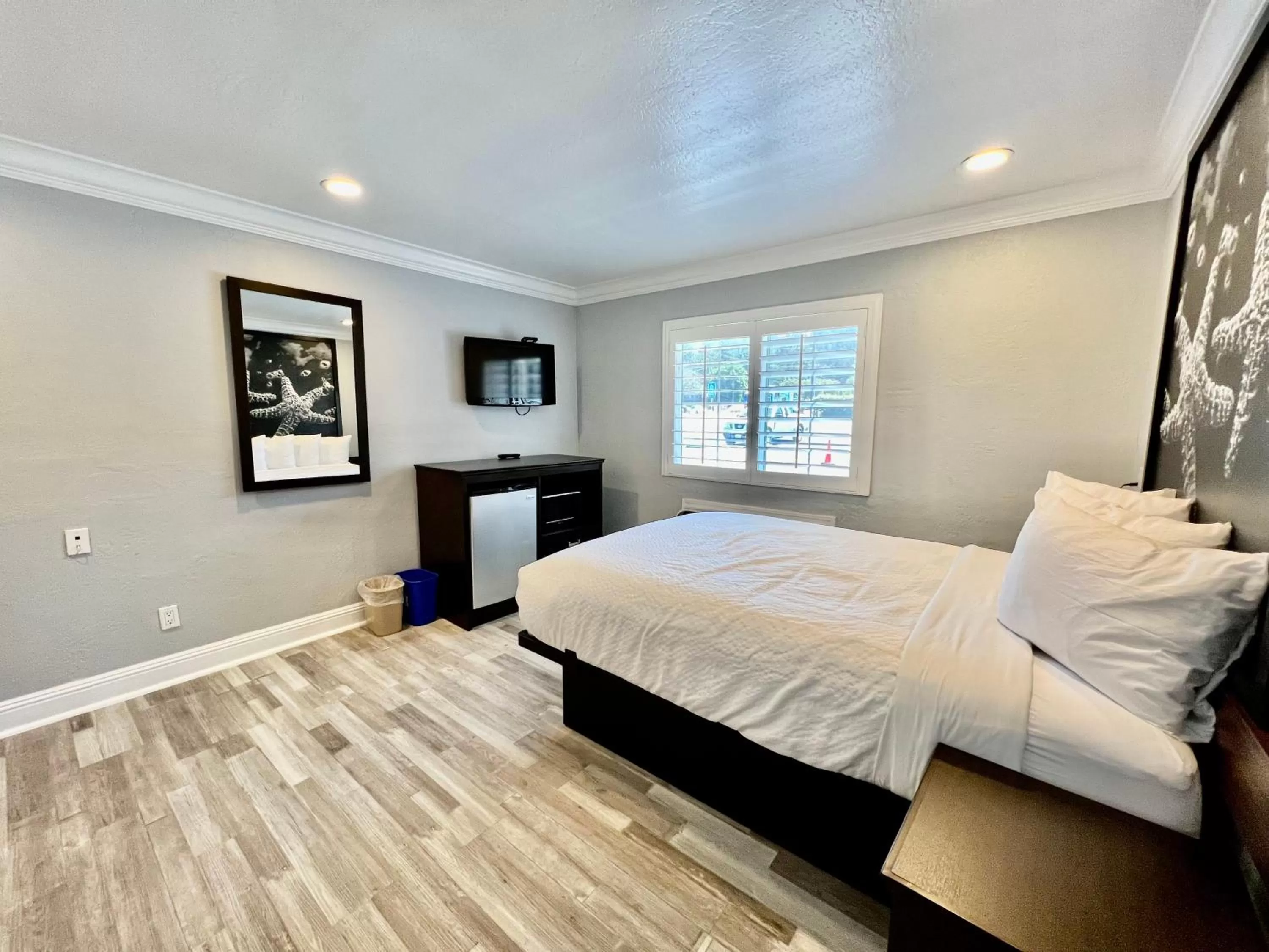 Bed in Aura Inn Monterey