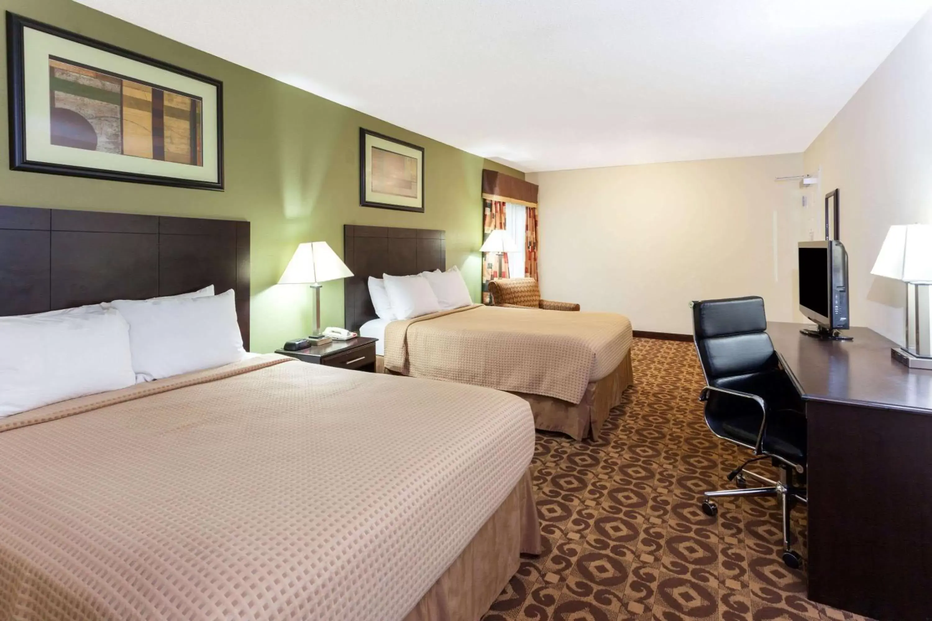 Photo of the whole room, Bed in Super 8 by Wyndham Decatur/Dntn/Atlanta Area