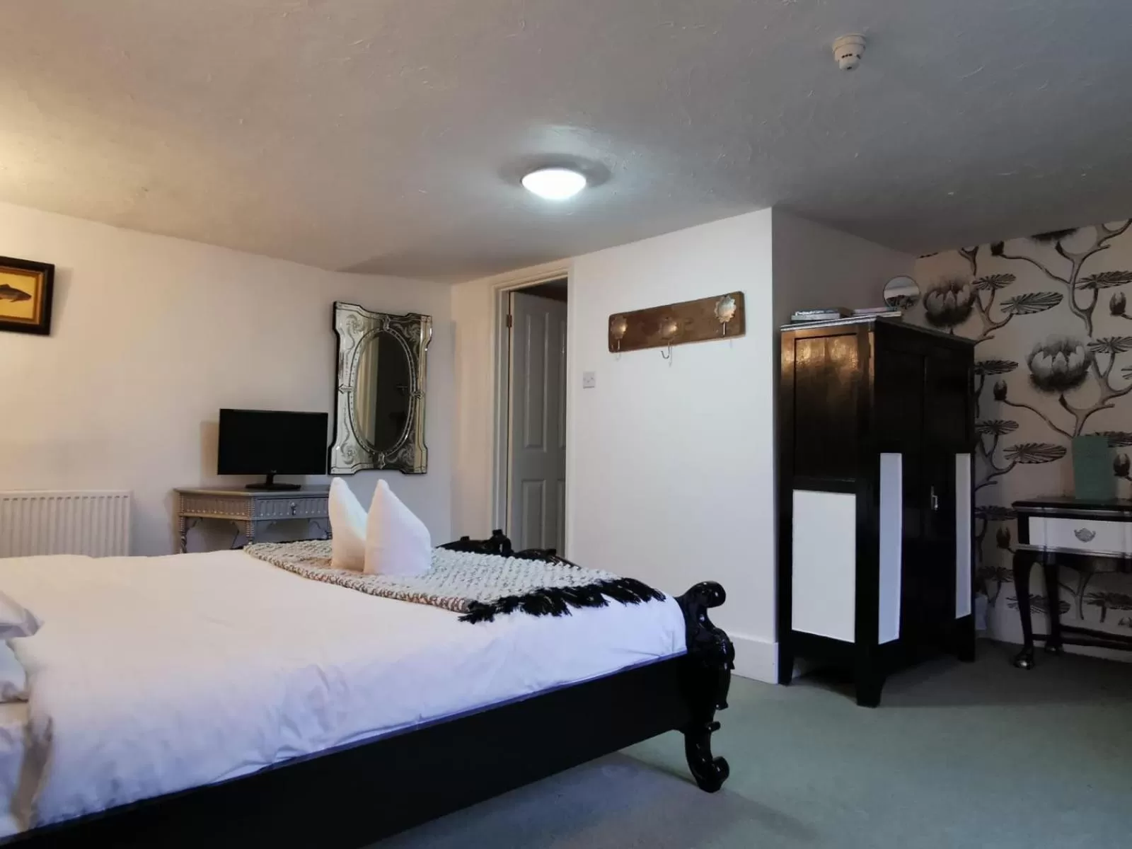 Bedroom, Bed in The Compasses Inn