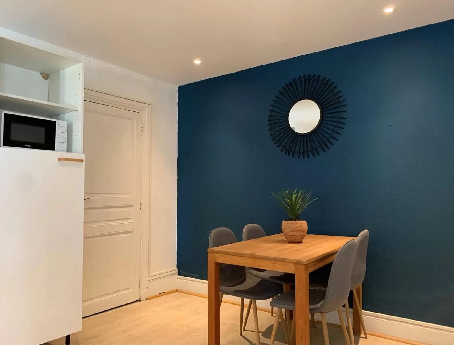 kitchen in Hôtel Le Thurot- Dijon Centre ville Gare