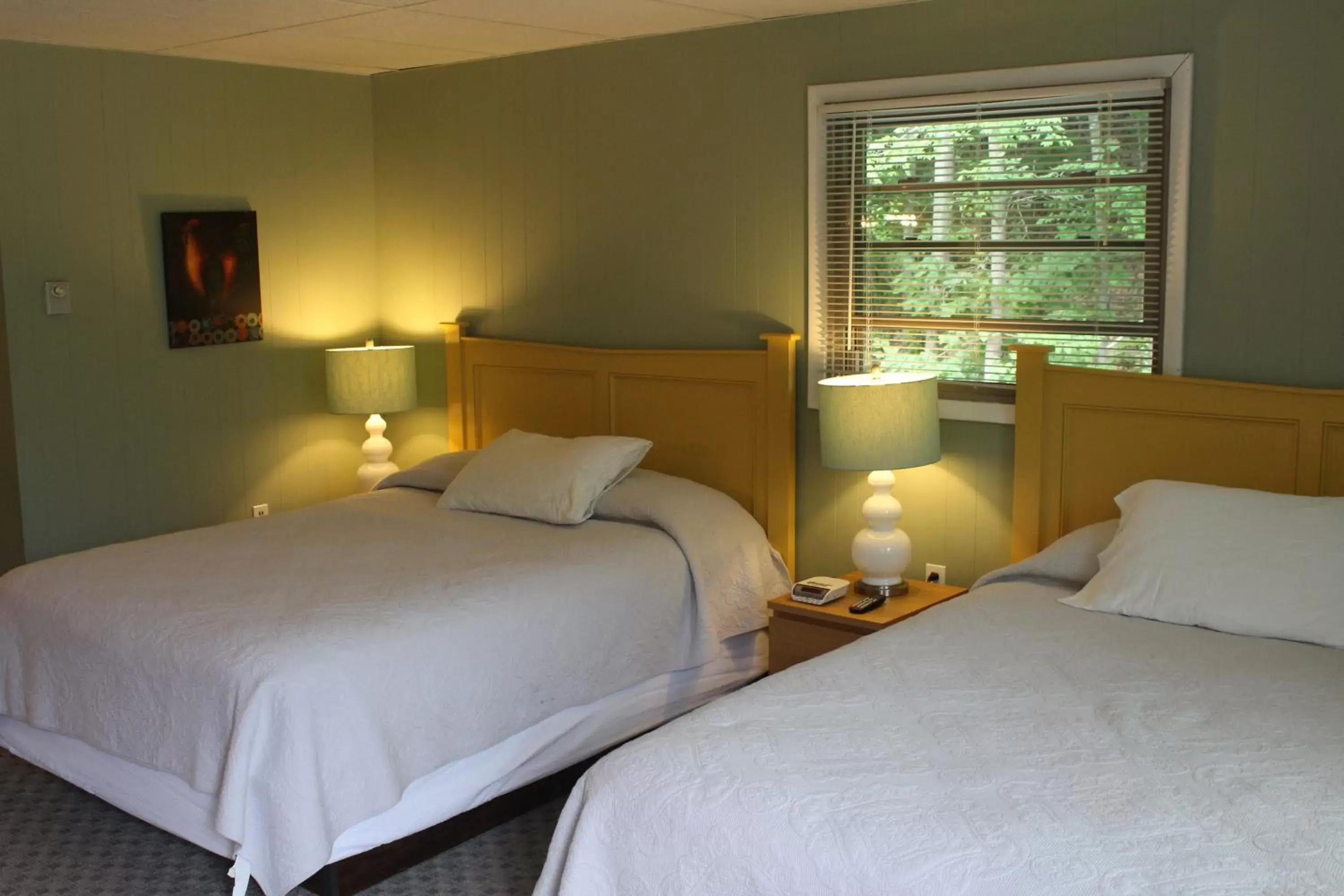 Quadruple Room with Mountain View - Pet Friendly in Catskill Seasons Inn