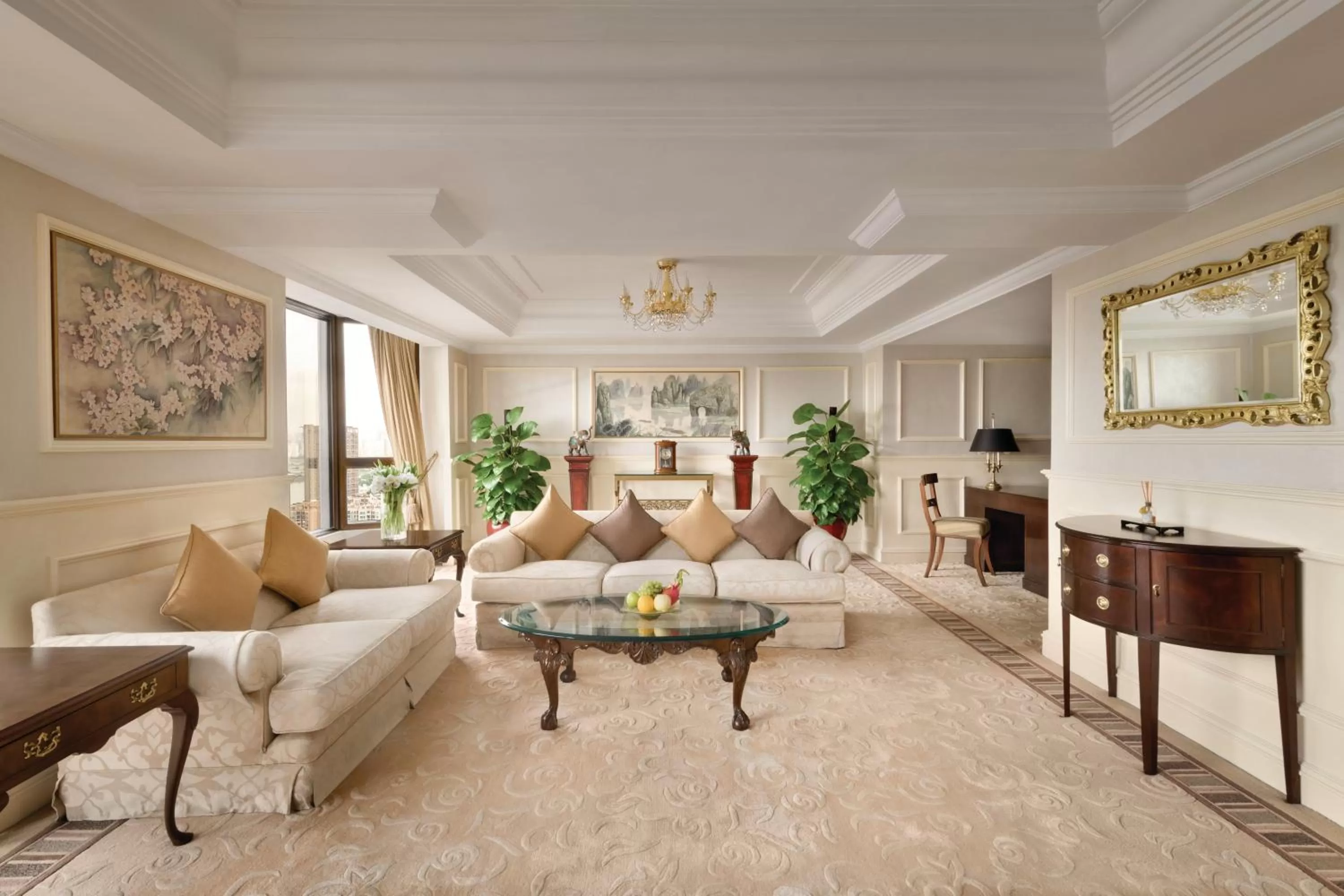 Living room in Shangri-La Shenzhen - Nearby Luohu Border, Outdoor Swimming Pool