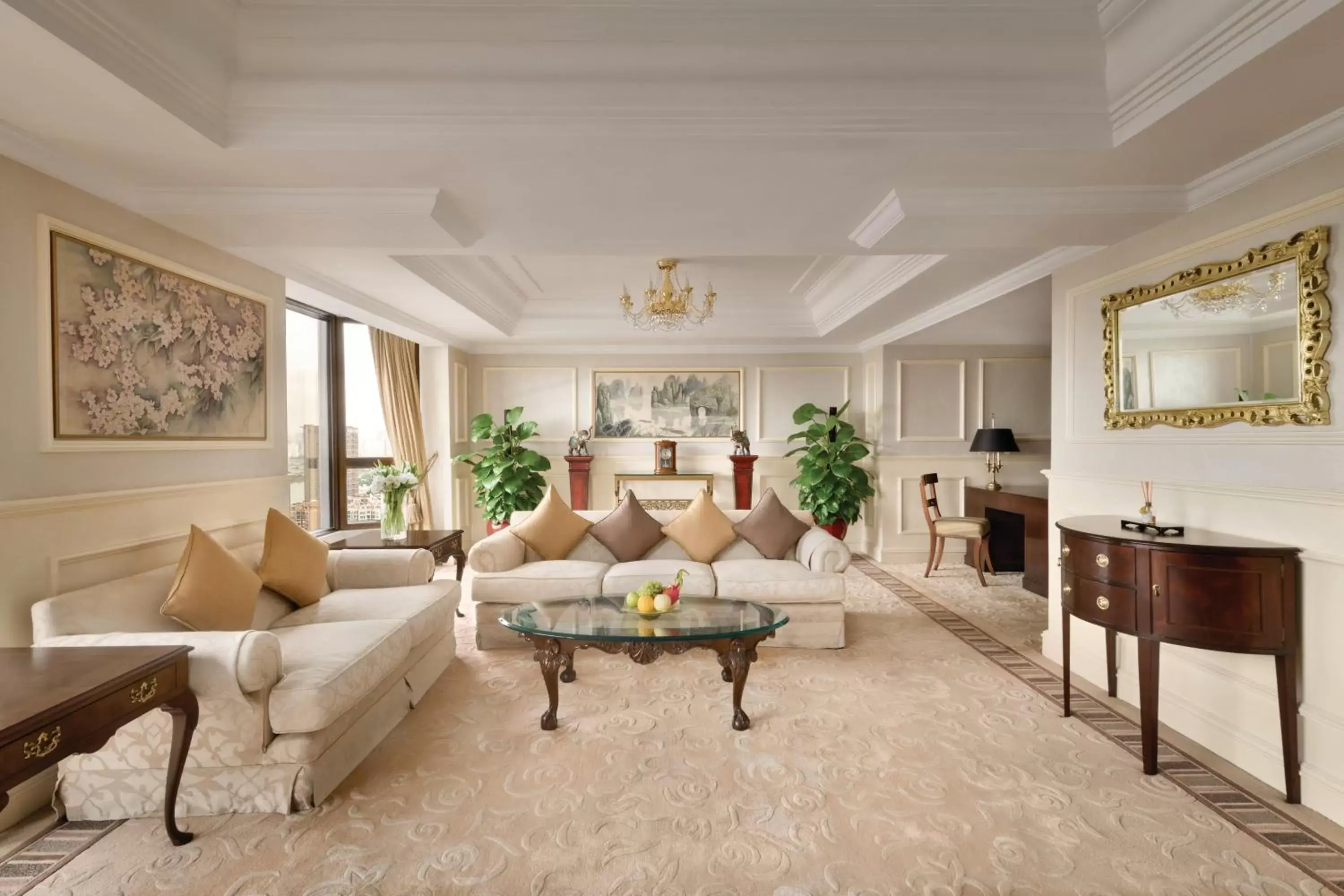 Living room in Shangri-La Shenzhen - Nearby Luohu Border, Outdoor Swimming Pool Living room in Shangri-La Shenzhen - Nearby Luohu Border, Outdoor Swimming Pool