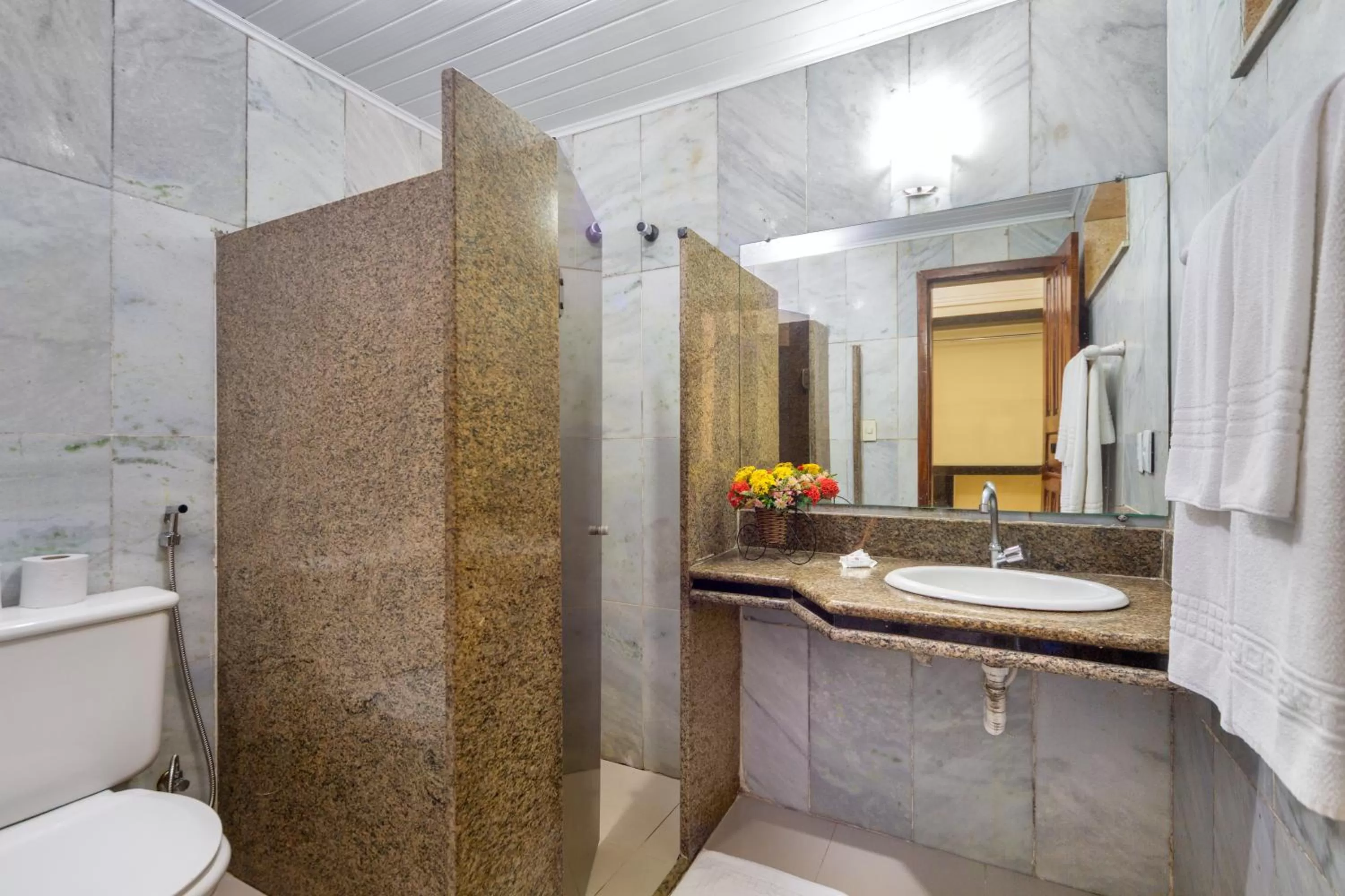 Shower in Floral Inn Family