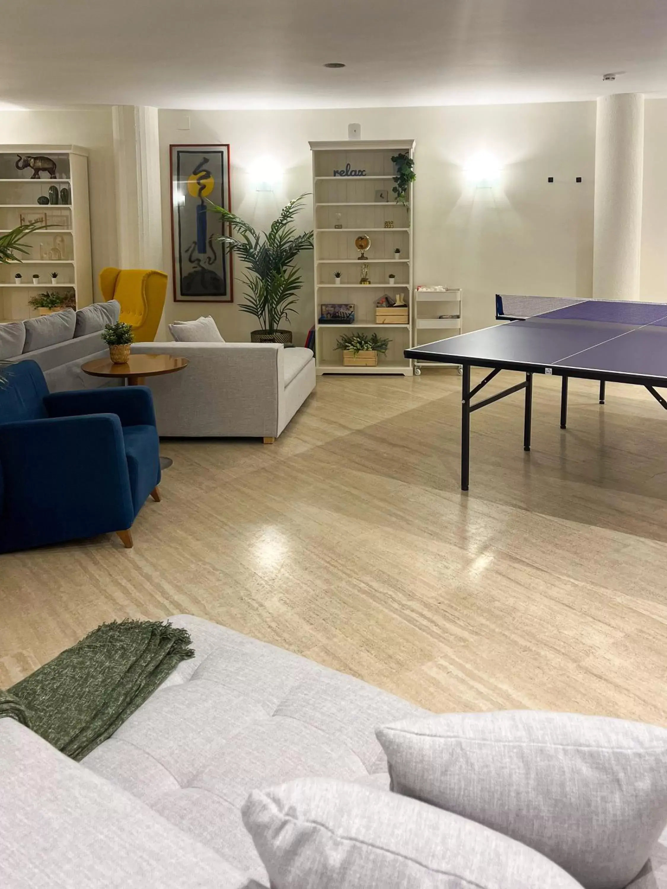 Communal lounge/ TV room, Table Tennis in AZ The Orus Factory Hotel - Parking Gratis Excepto Hab Económicas