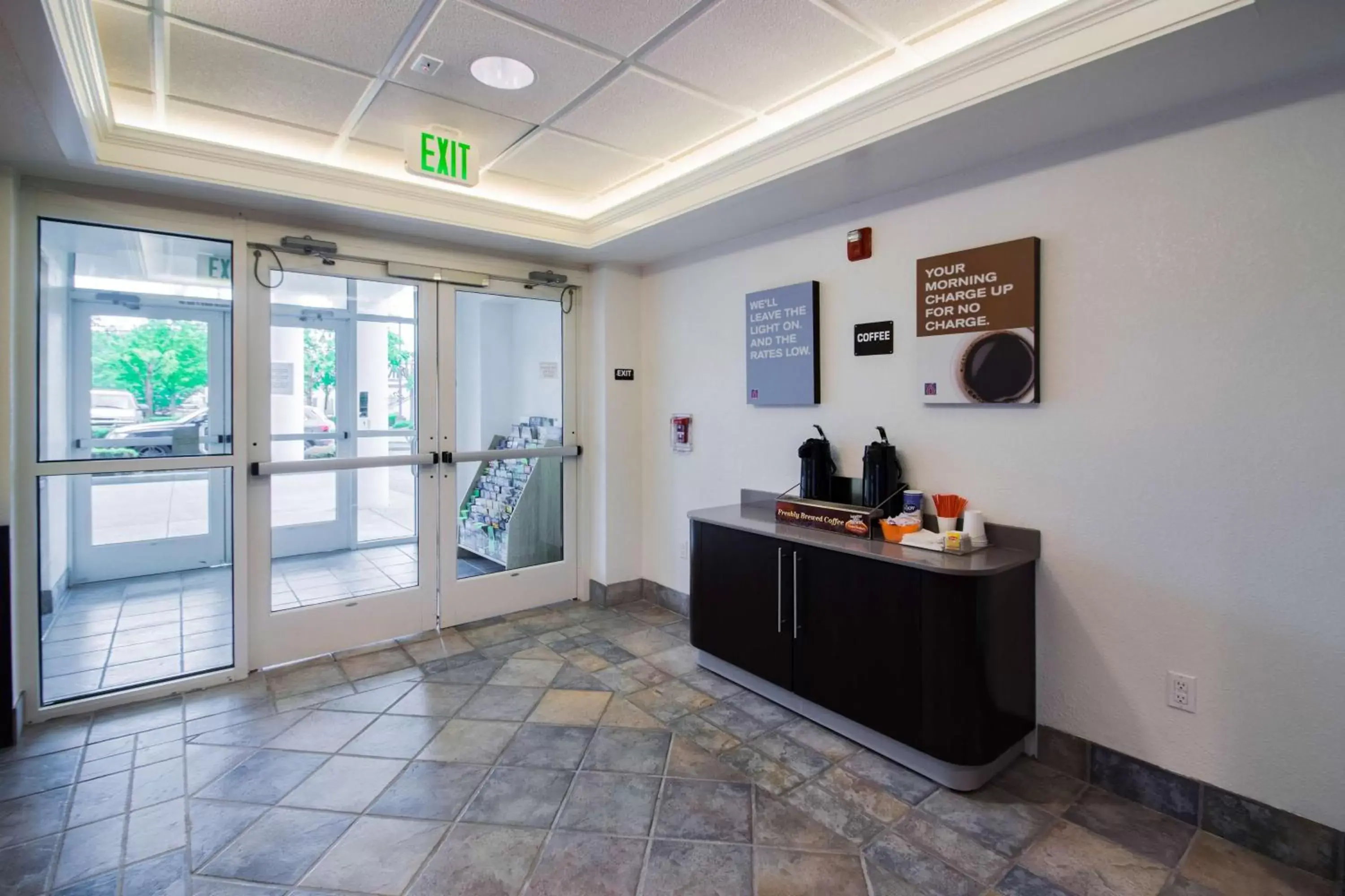 Coffee/tea facilities, Lobby/Reception in Motel 6-Portland, OR - North