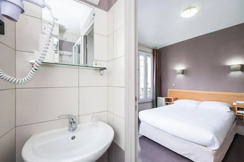 Bed, Bathroom in Bonséjour Montmartre