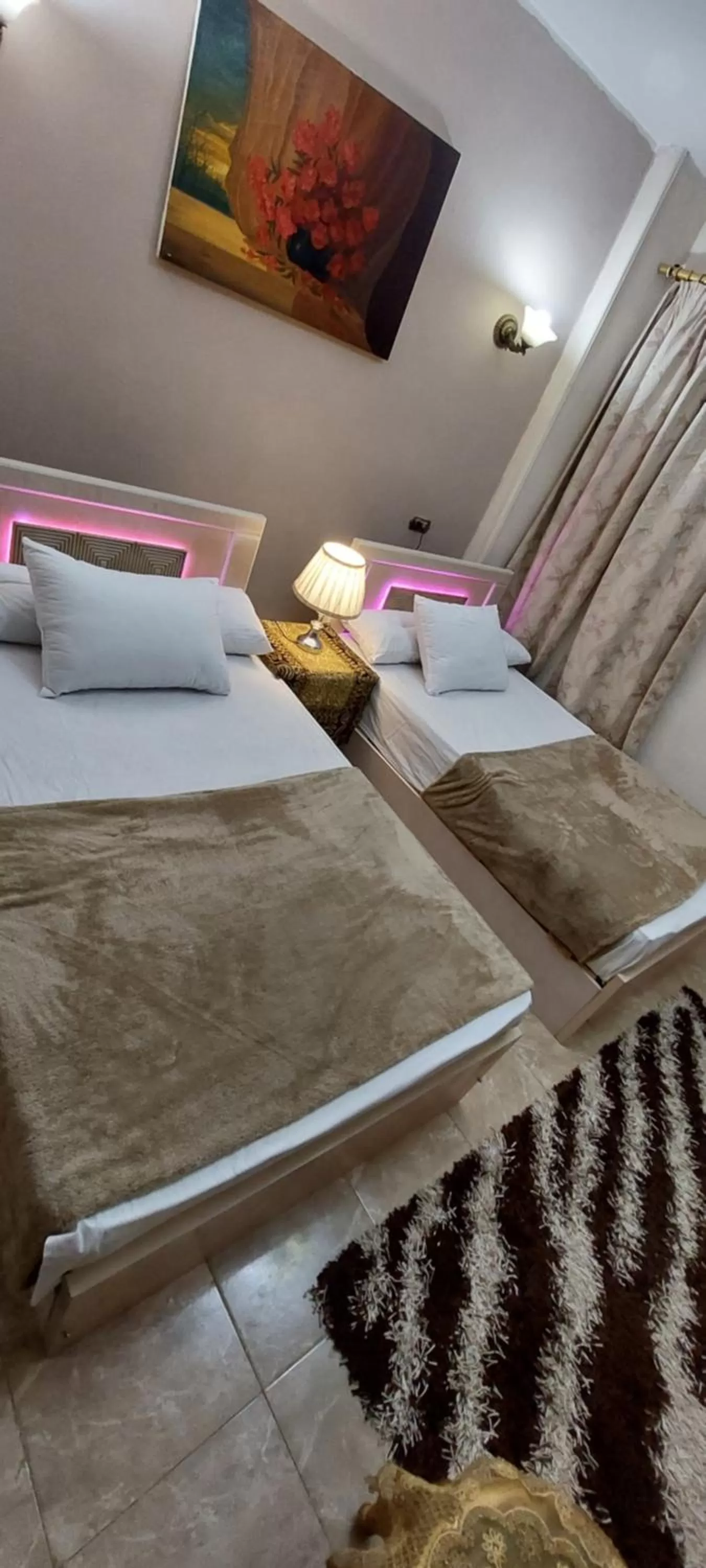 Bed in pyramid Giza city inn