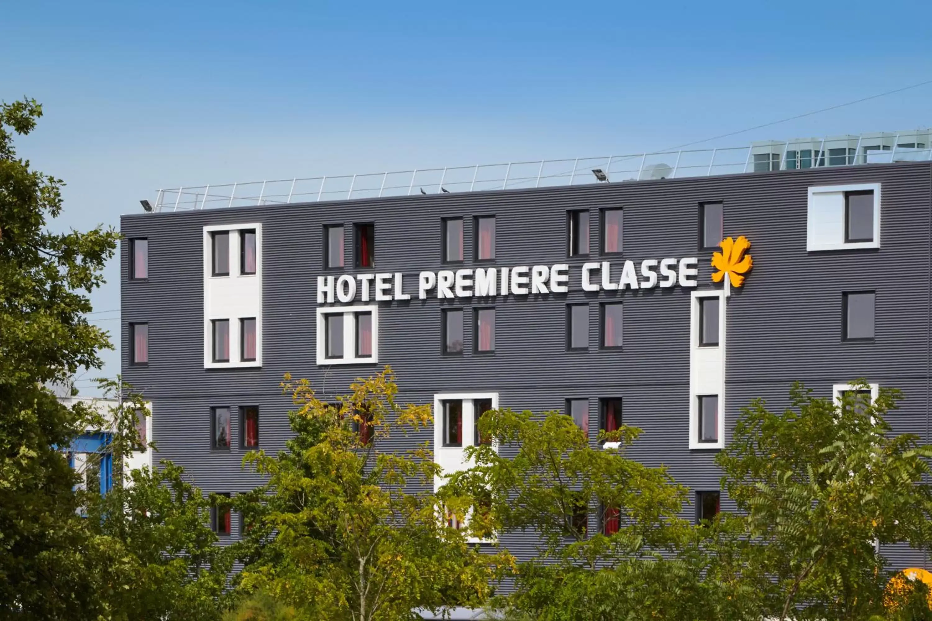 Facade/entrance, Property Building in Premiere Classe Bordeaux Ouest - Mérignac Aéroport