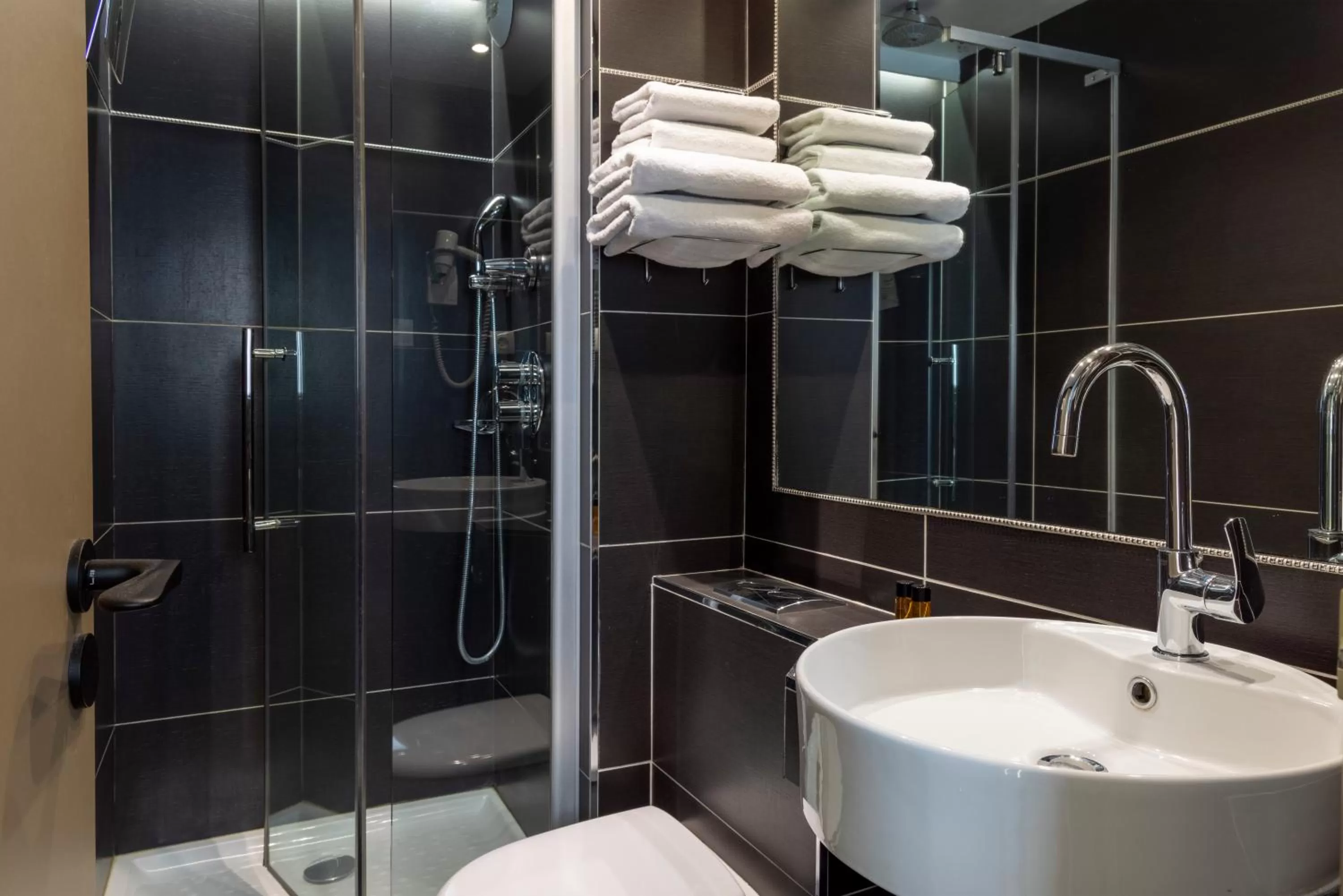 Bathroom in Hôtel De La Paix