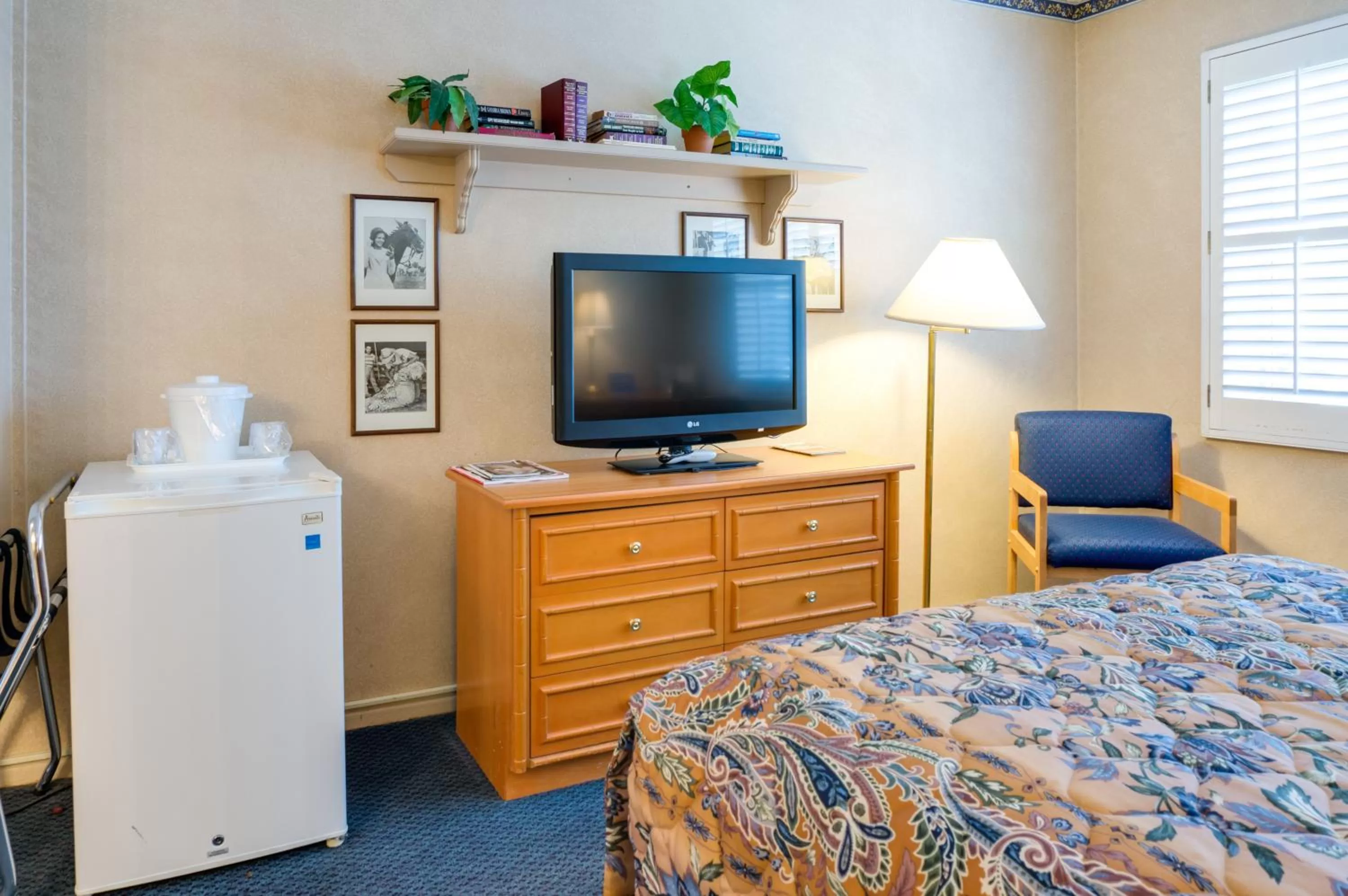 Other, TV/Entertainment Center in Saga Motor Hotel Pasadena