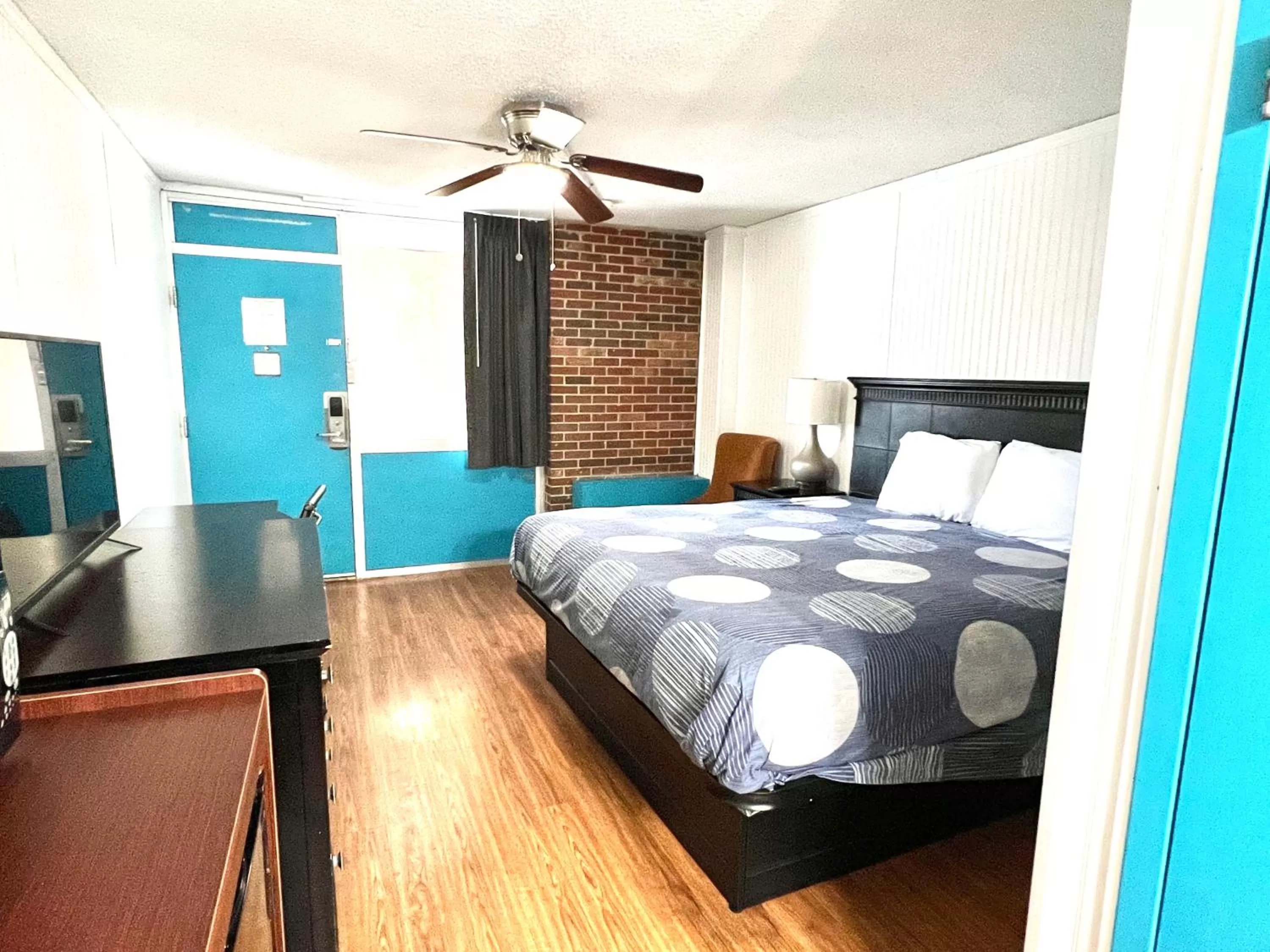 Bed in Rodeway inn- Nashville airport - Downtown - Mexican Restaurant on site