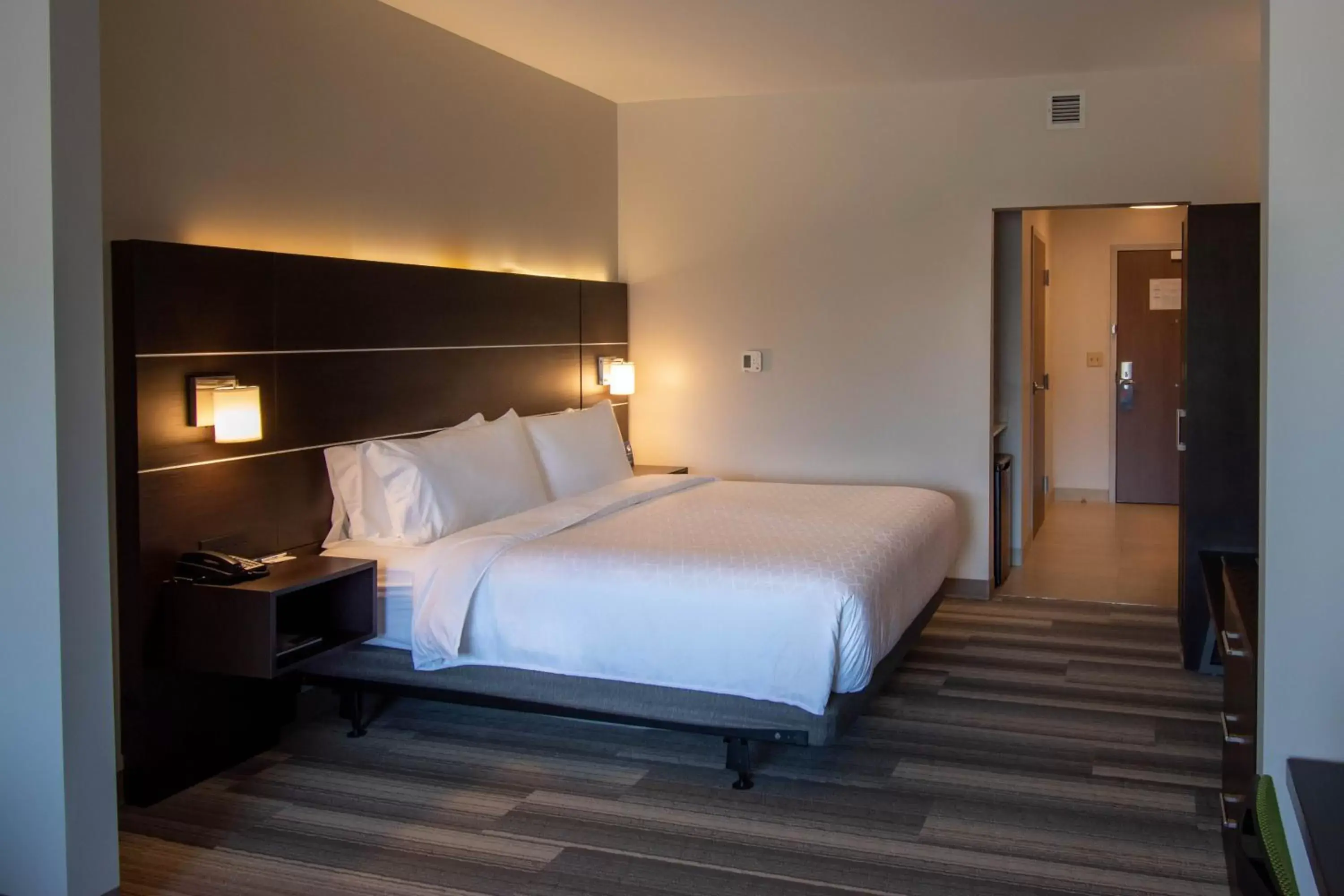 Photo of the whole room, Bed in Holiday Inn Express & Suites Tonawanda - Buffalo Area, an IHG Hotel