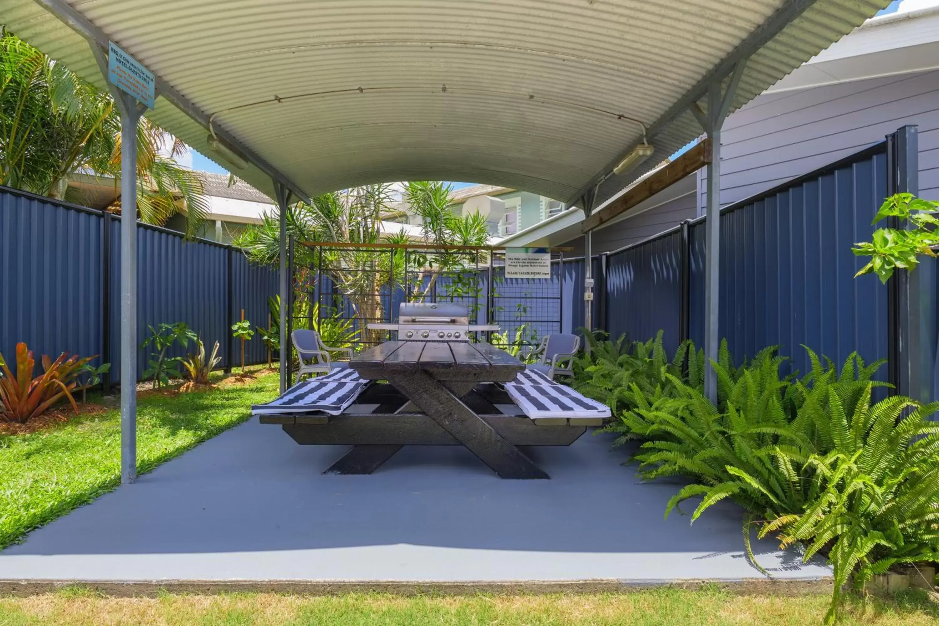 Restaurant/places to eat in Tin Can Bay's Sleepy Lagoon Motel