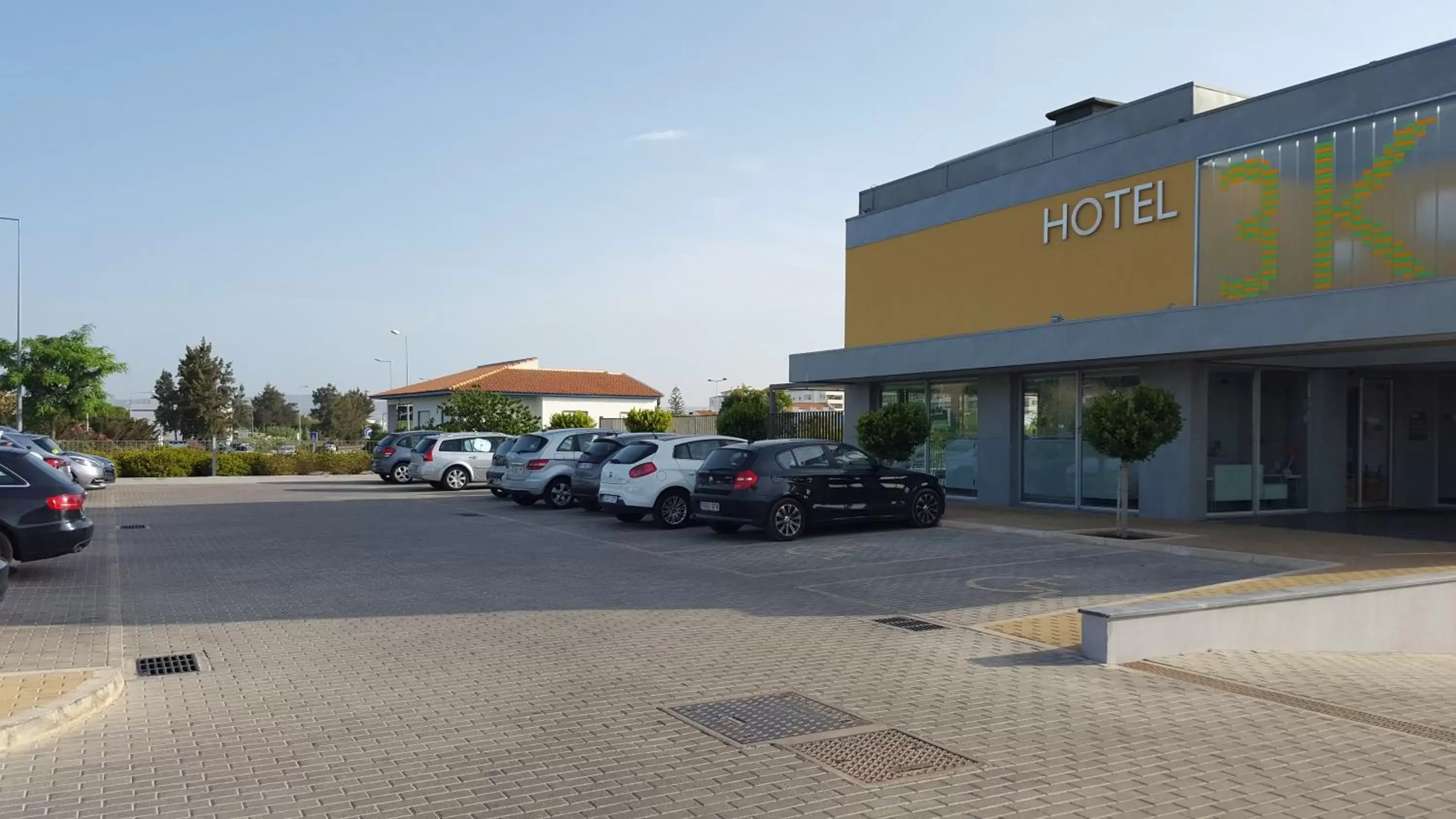 Parking, Property Building in Hotel 3K Faro Aeroporto