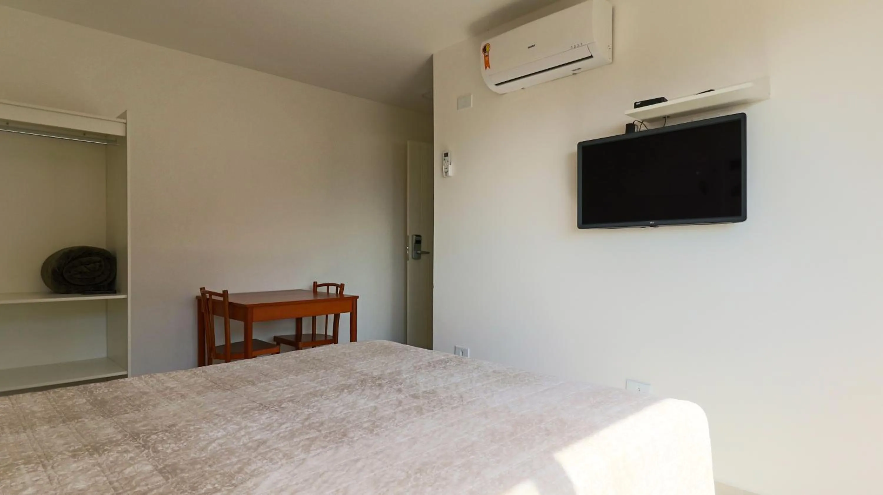 TV and multimedia, Bed in Hotel Coquille