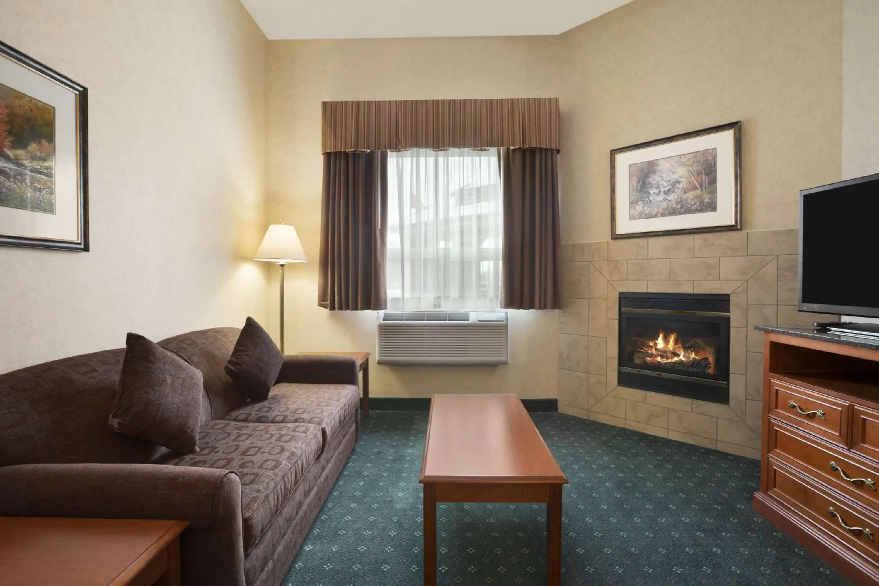 Photo of the whole room, Seating Area in Travelodge by Wyndham Strathmore