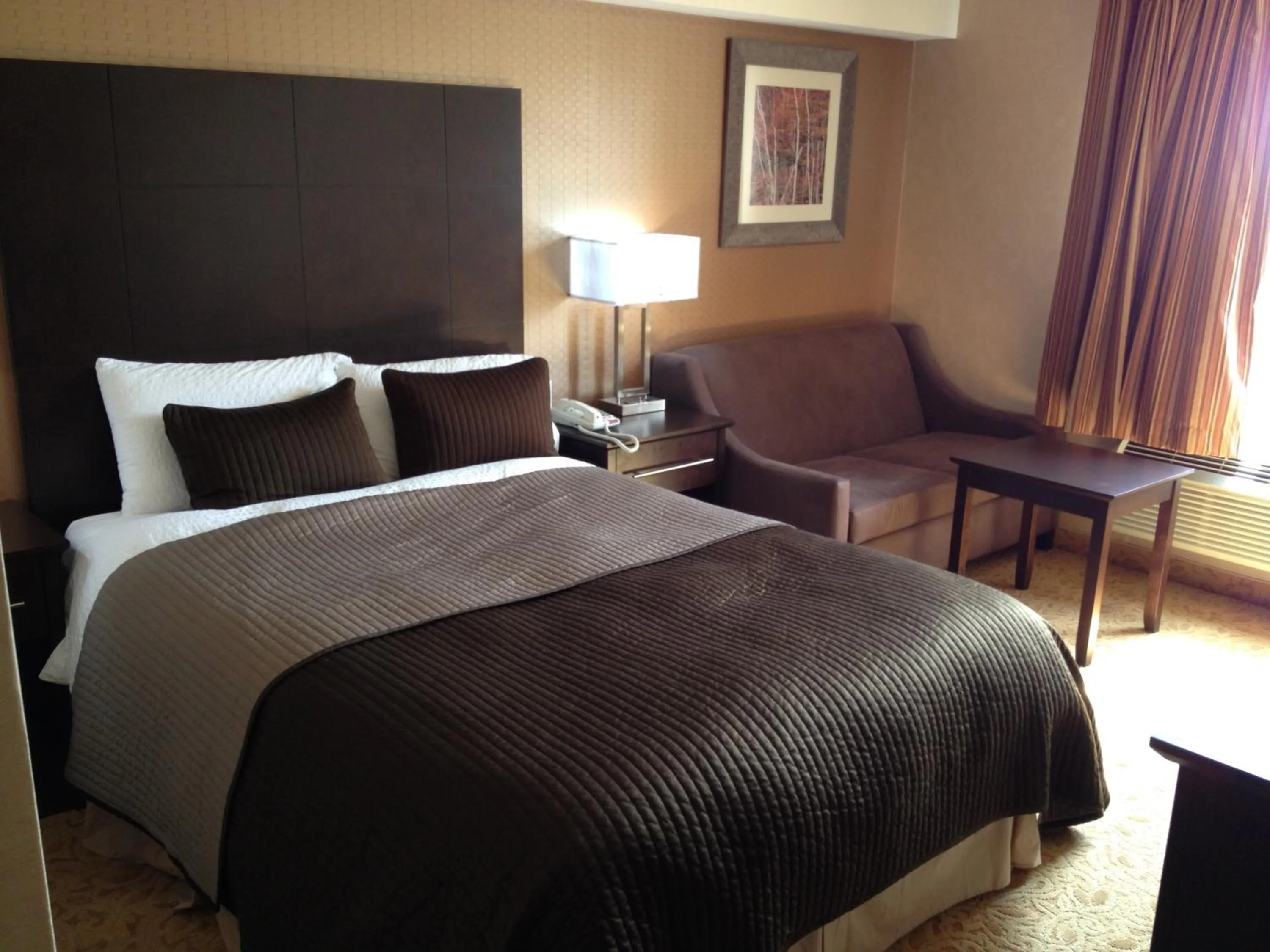 Bed in Mississauga Gate Inn