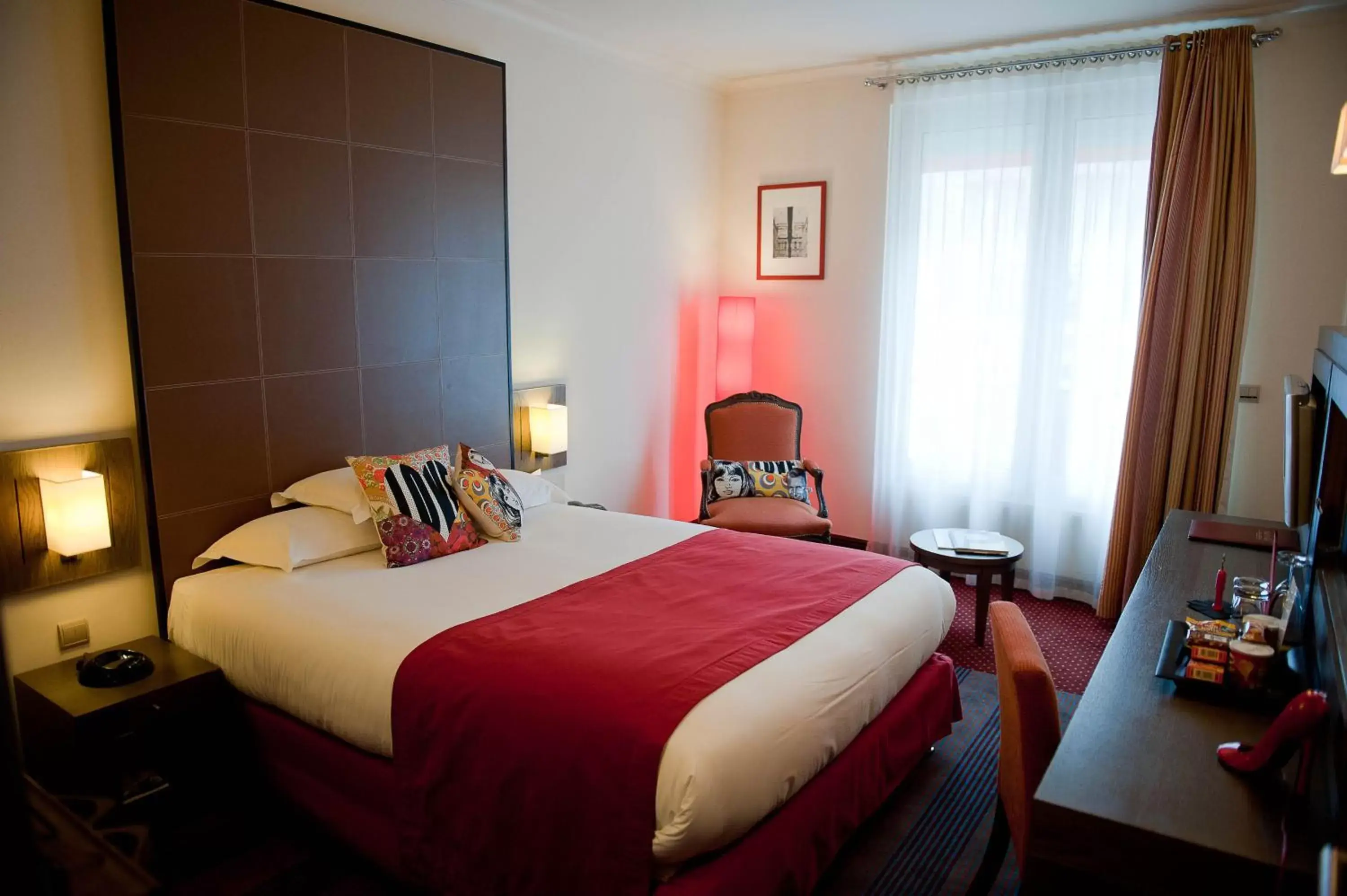 Photo of the whole room, Bed in Westside Arc de Triomphe Hotel