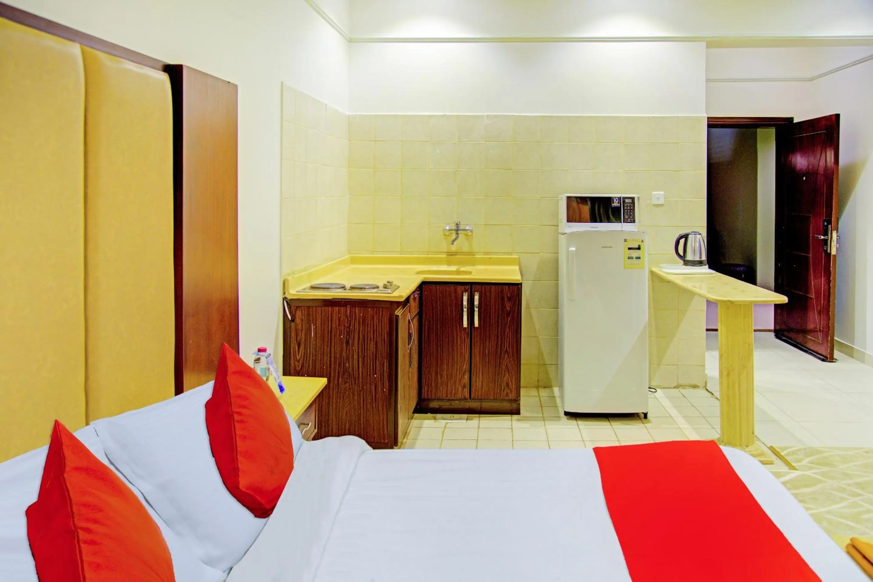 Photo of the whole room, Kitchen/Kitchenette in OYO 401 Al Zaidan For Furnished Units