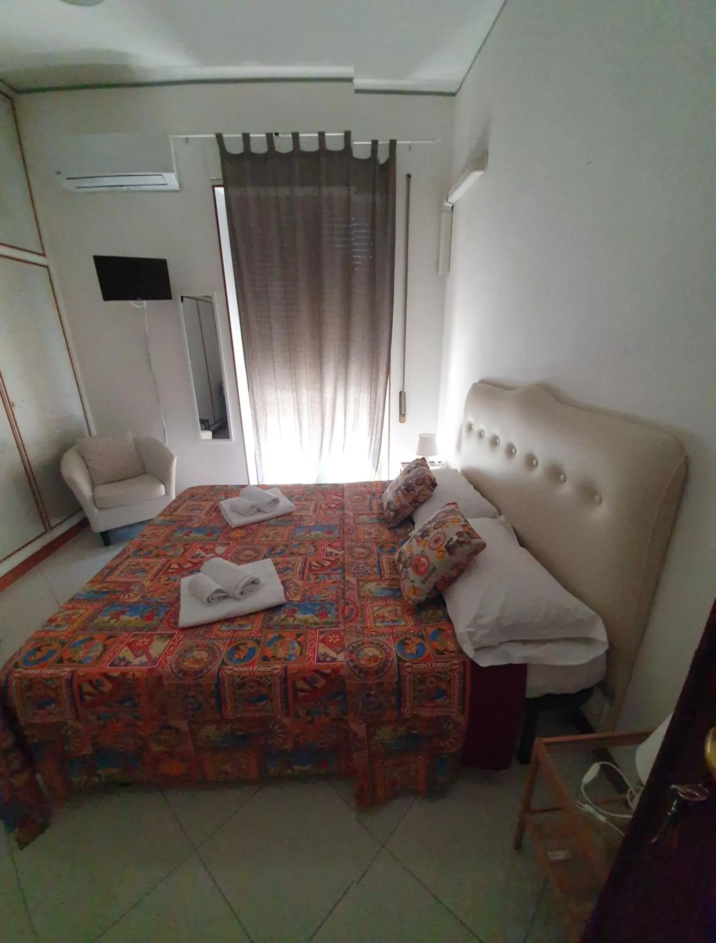 Photo of the whole room, Bed in Alba central City