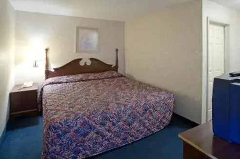 Bedroom, Bed in Americas Best Value Inn and Suites Albemarle