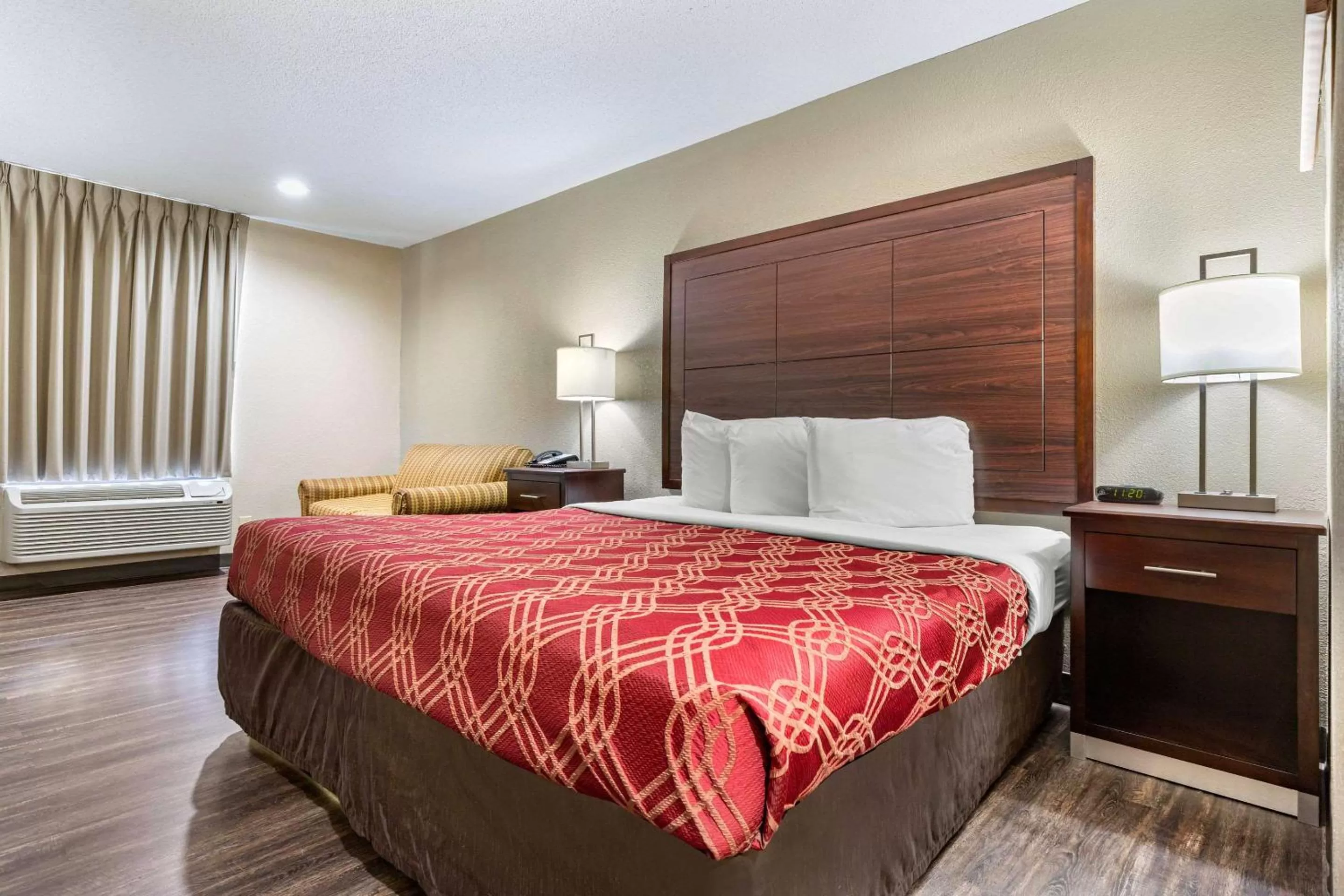 King Room with Accessible Tub - Accessible/Non-Smoking in Econo Lodge Florence